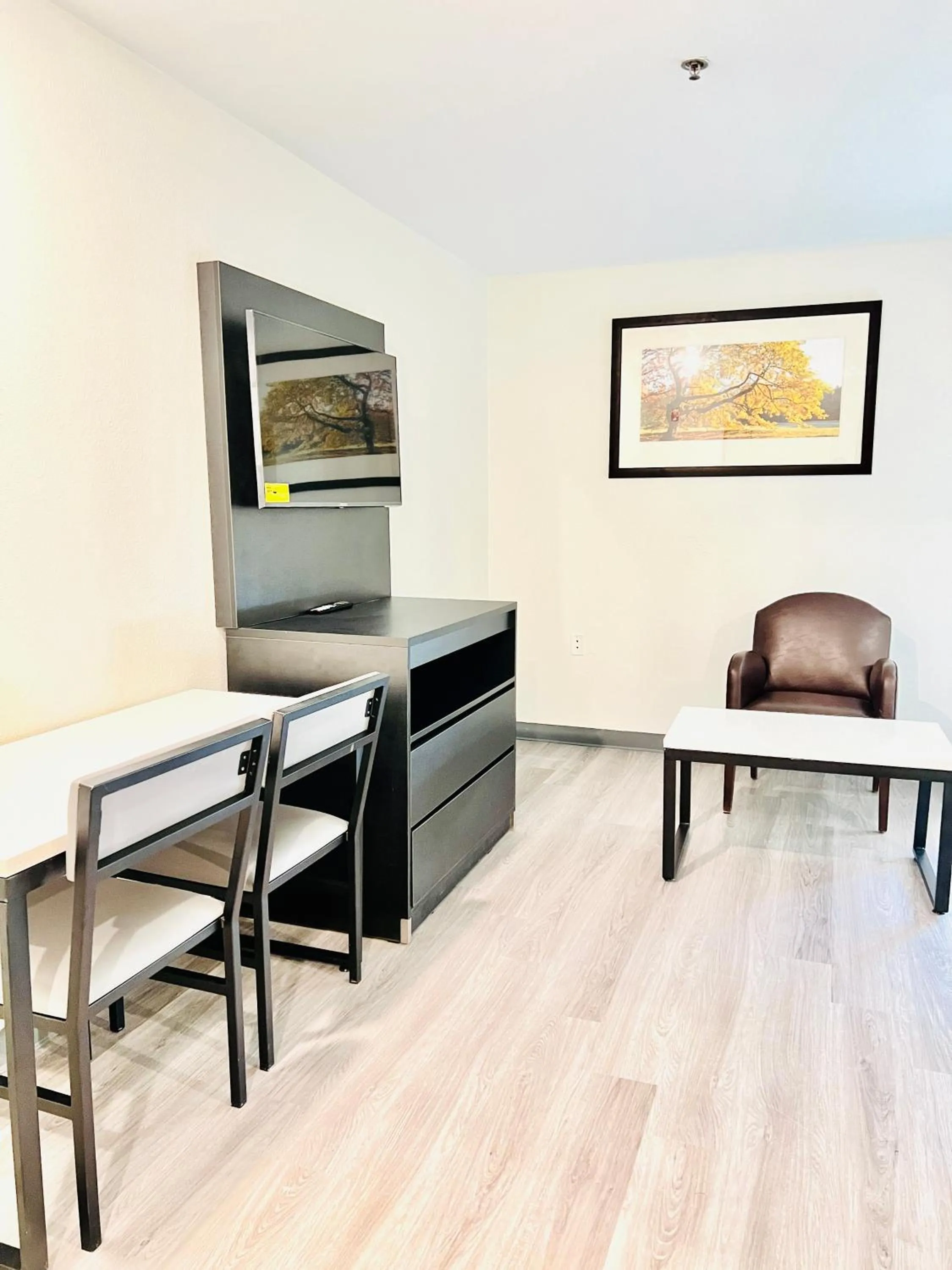 TV and multimedia in MainStay Suites Little Rock West Near Medical Centers