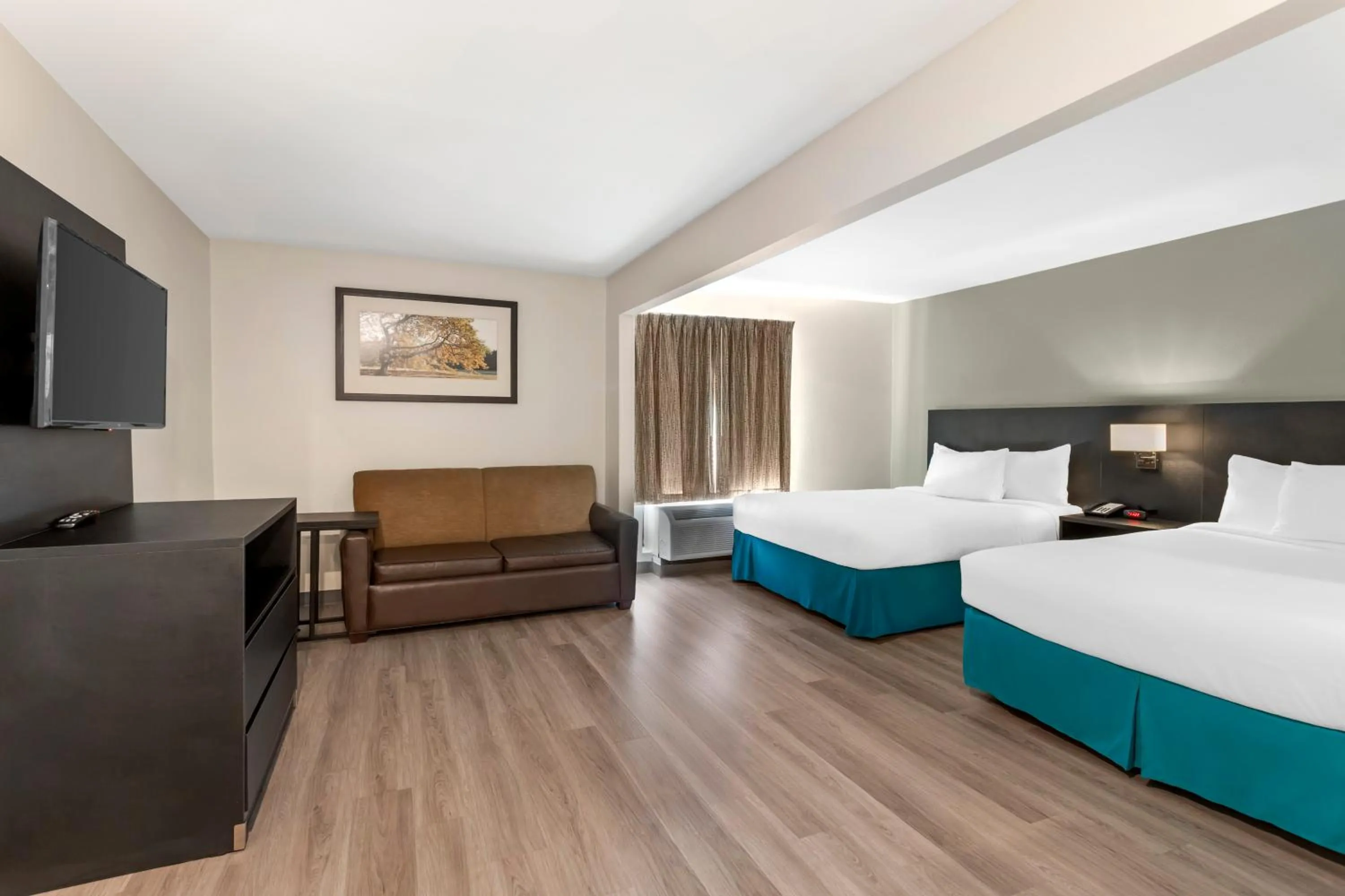 Photo of the whole room, Bed in MainStay Suites Little Rock West Near Medical Centers