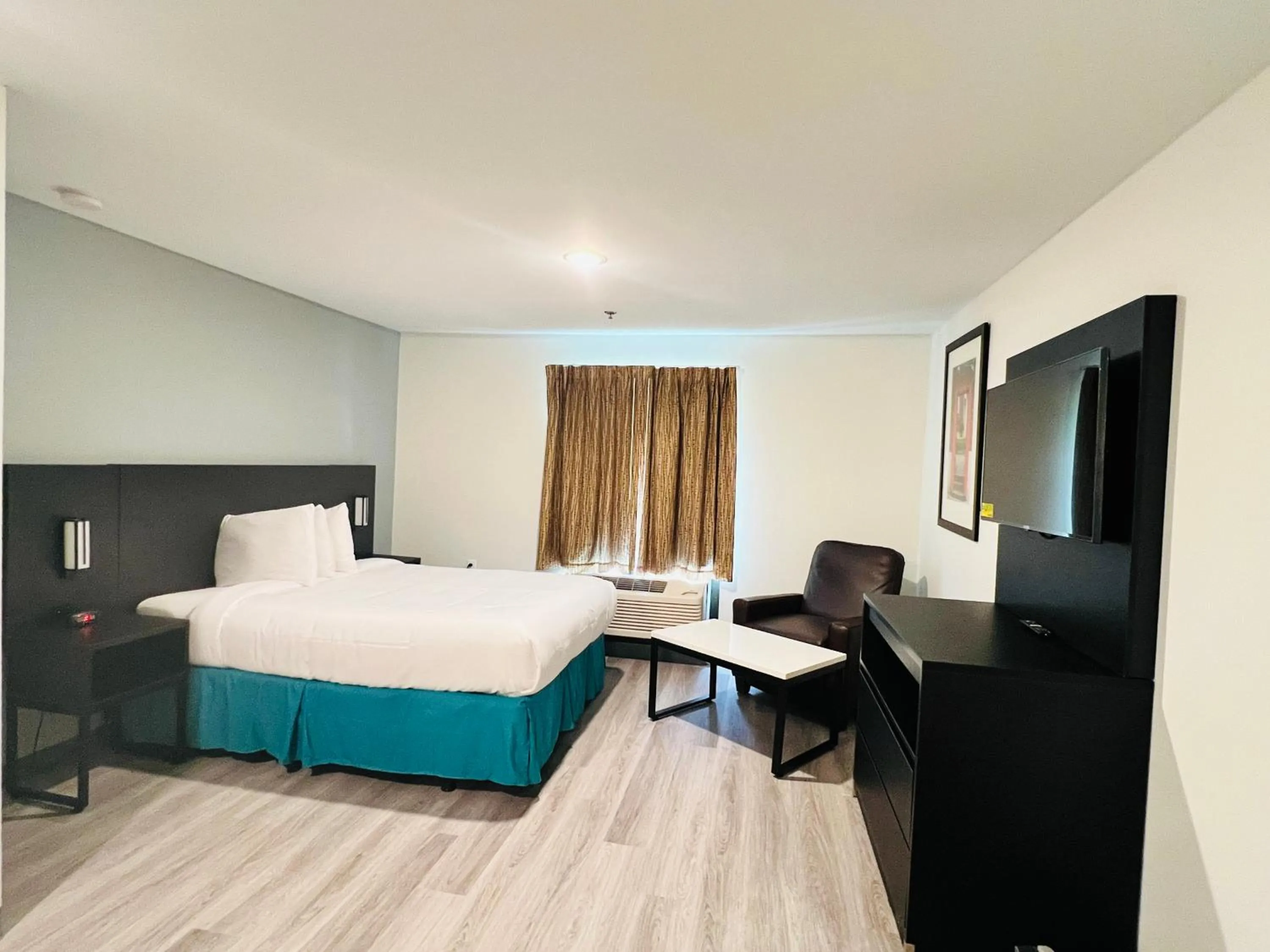 Bedroom, Bed in MainStay Suites Little Rock West Near Medical Centers