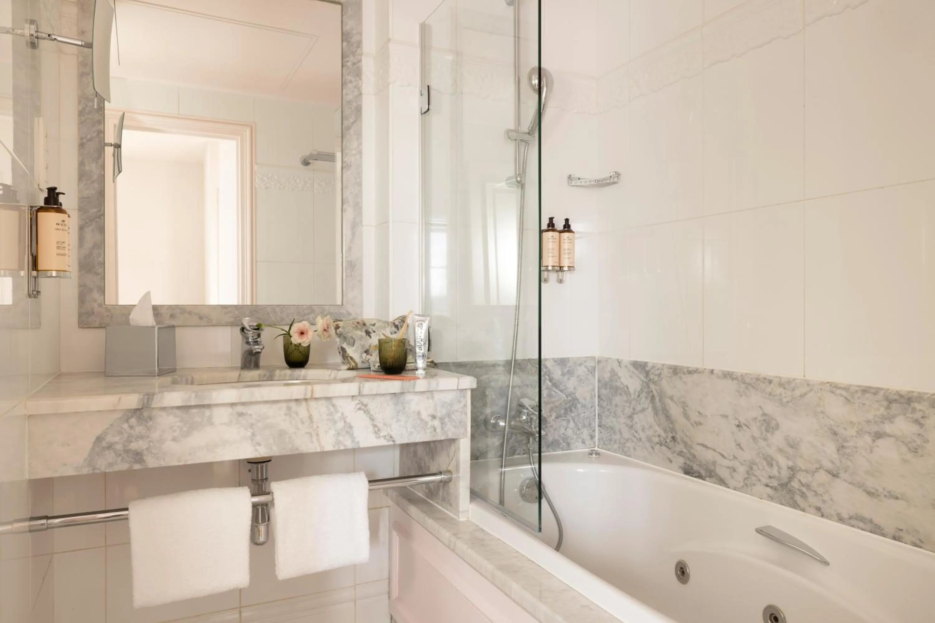 Bathroom in Hôtel Le Lavoisier & Spa