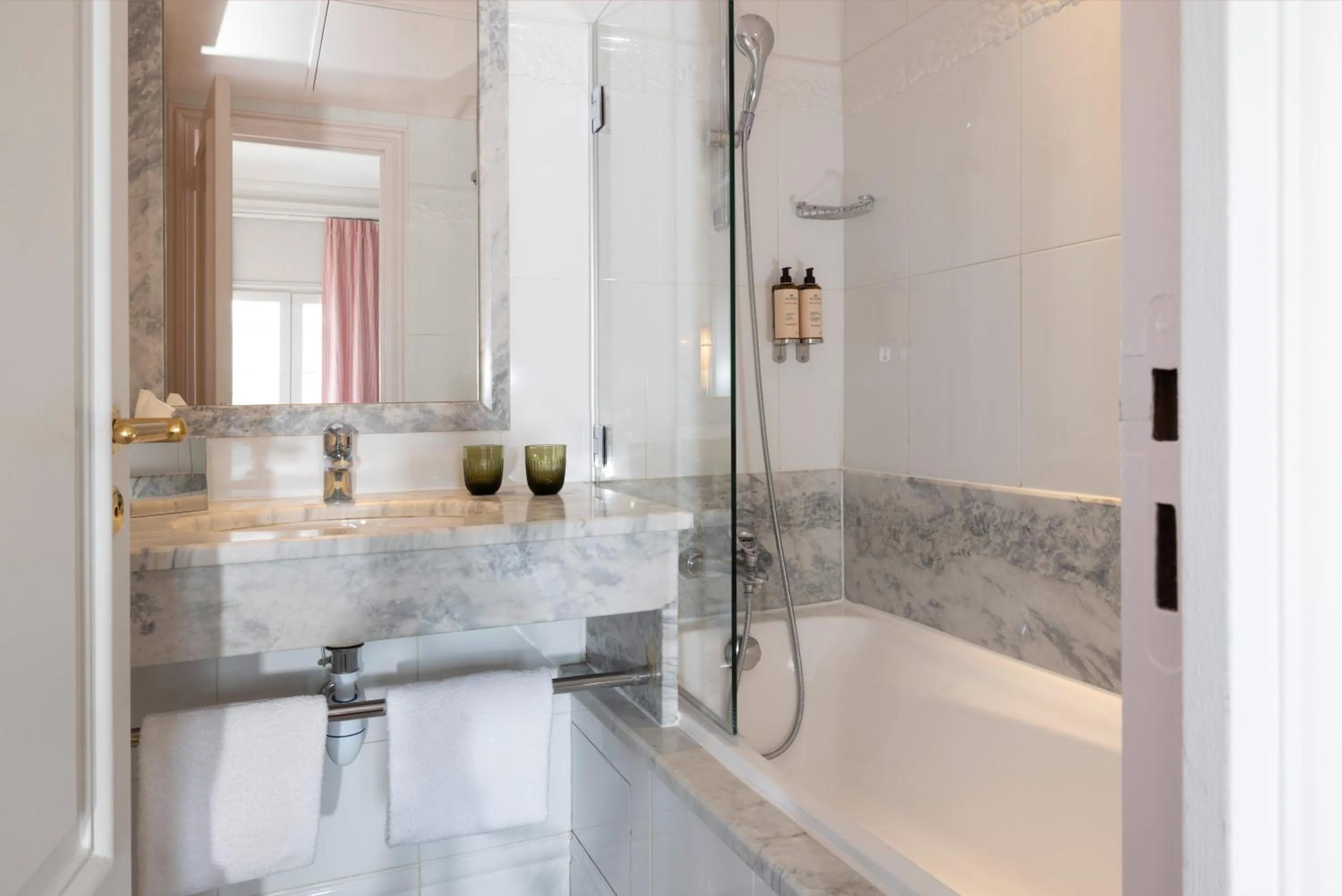 Shower in Hôtel Le Lavoisier & Spa