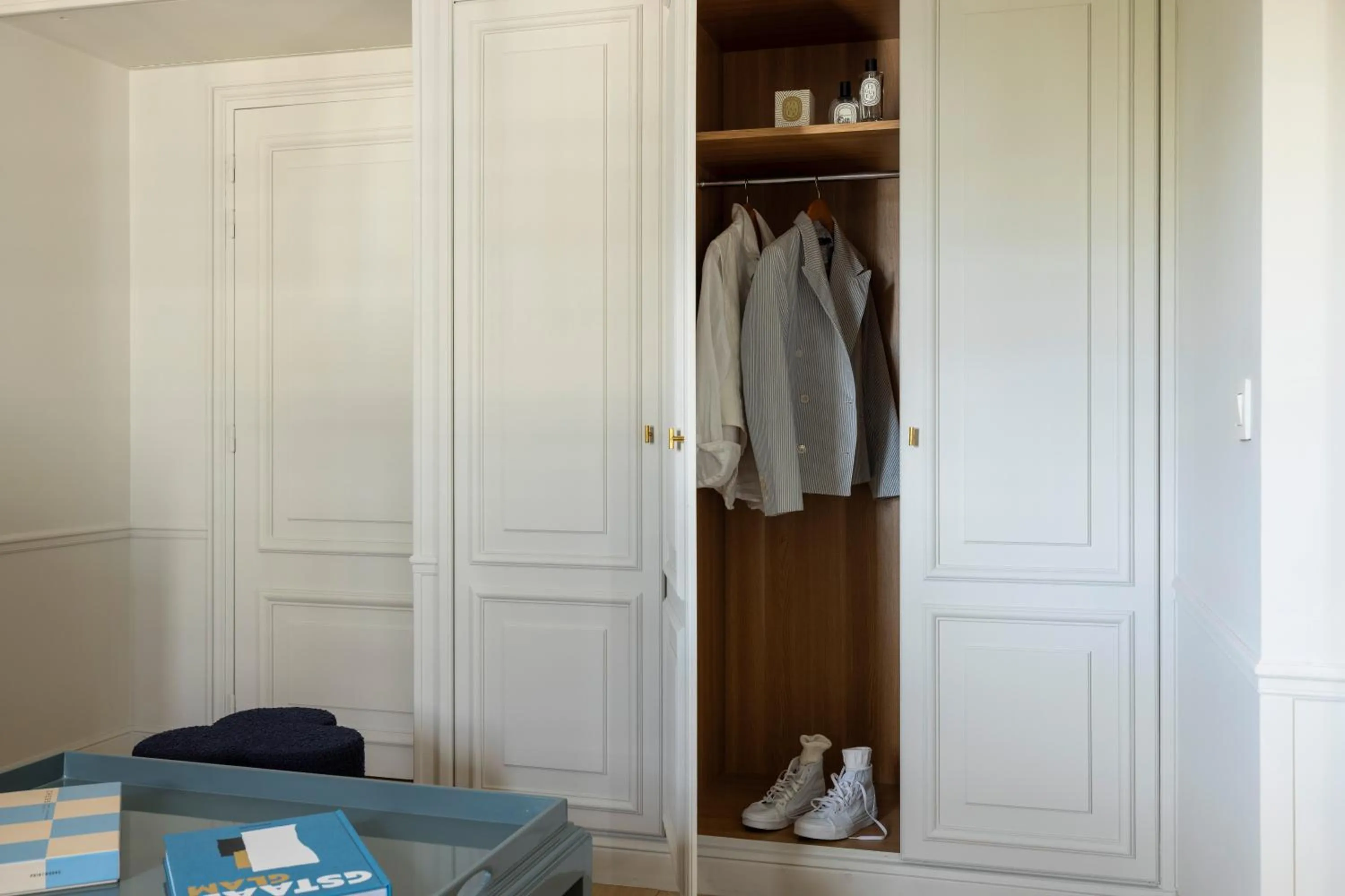 wardrobe in Hôtel Le Lavoisier & Spa