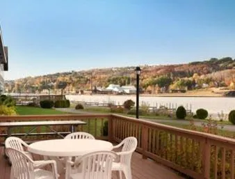 Mountain view in Super 8 by Wyndham Houghton