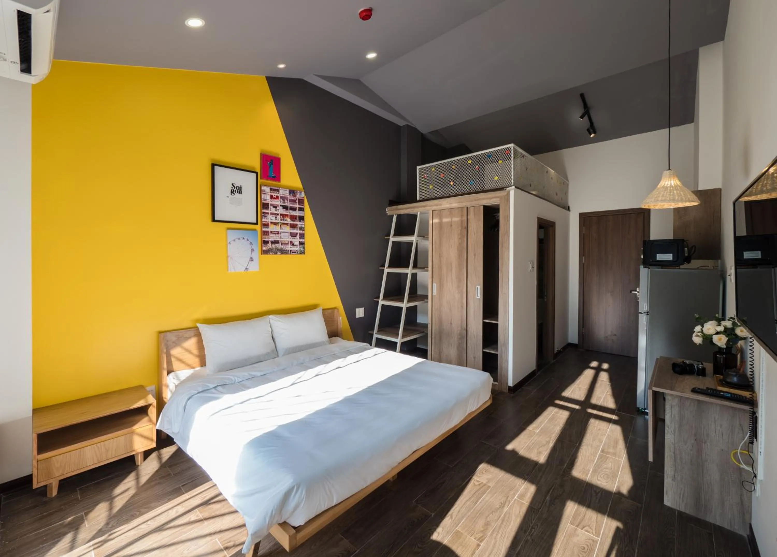 Photo of the whole room, Bed in Wings House