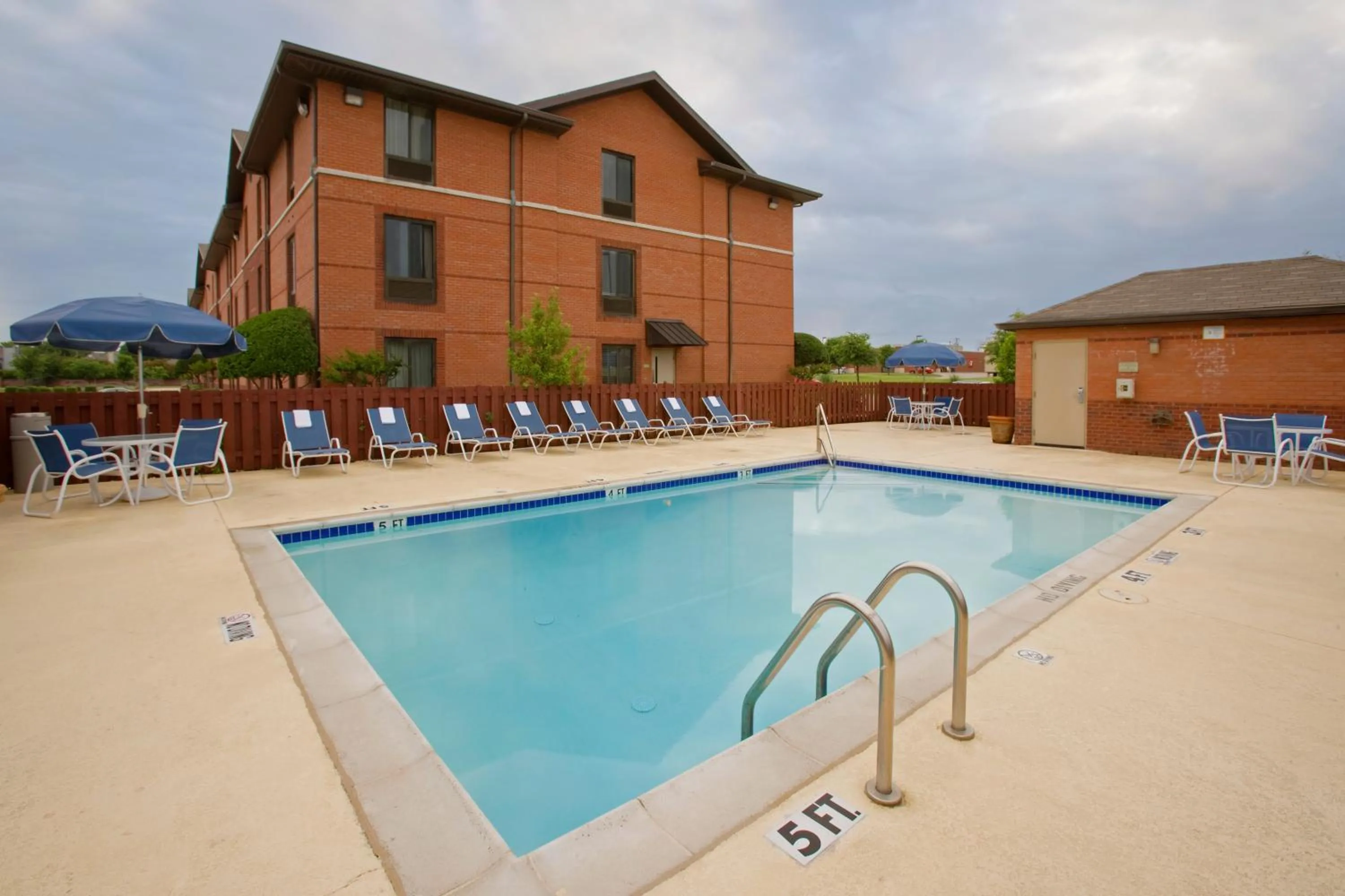 Swimming pool in Extended Stay America Suites - Houston - Med Ctr - NRG Park - Kirby