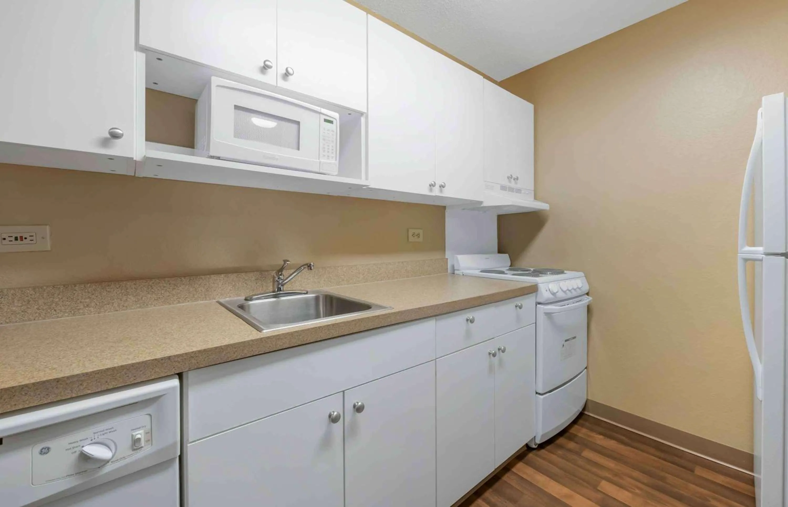 Kitchen or kitchenette in Extended Stay America Suites - Houston - Med Ctr - NRG Park - Kirby