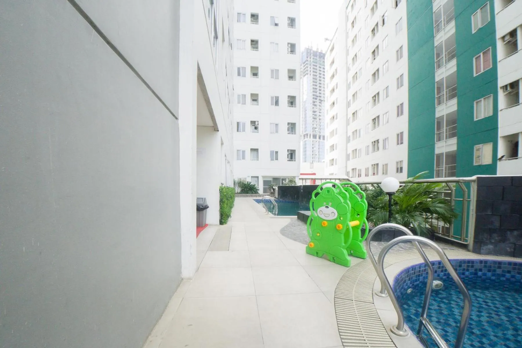 Patio in RedDoorz Apartment near Bundaran Satelit Surabaya