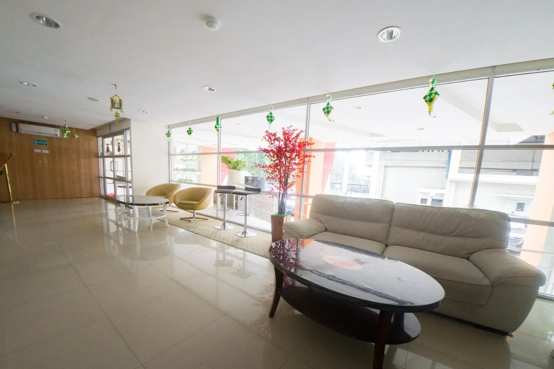 Lobby or reception in RedDoorz Apartment near Bundaran Satelit Surabaya
