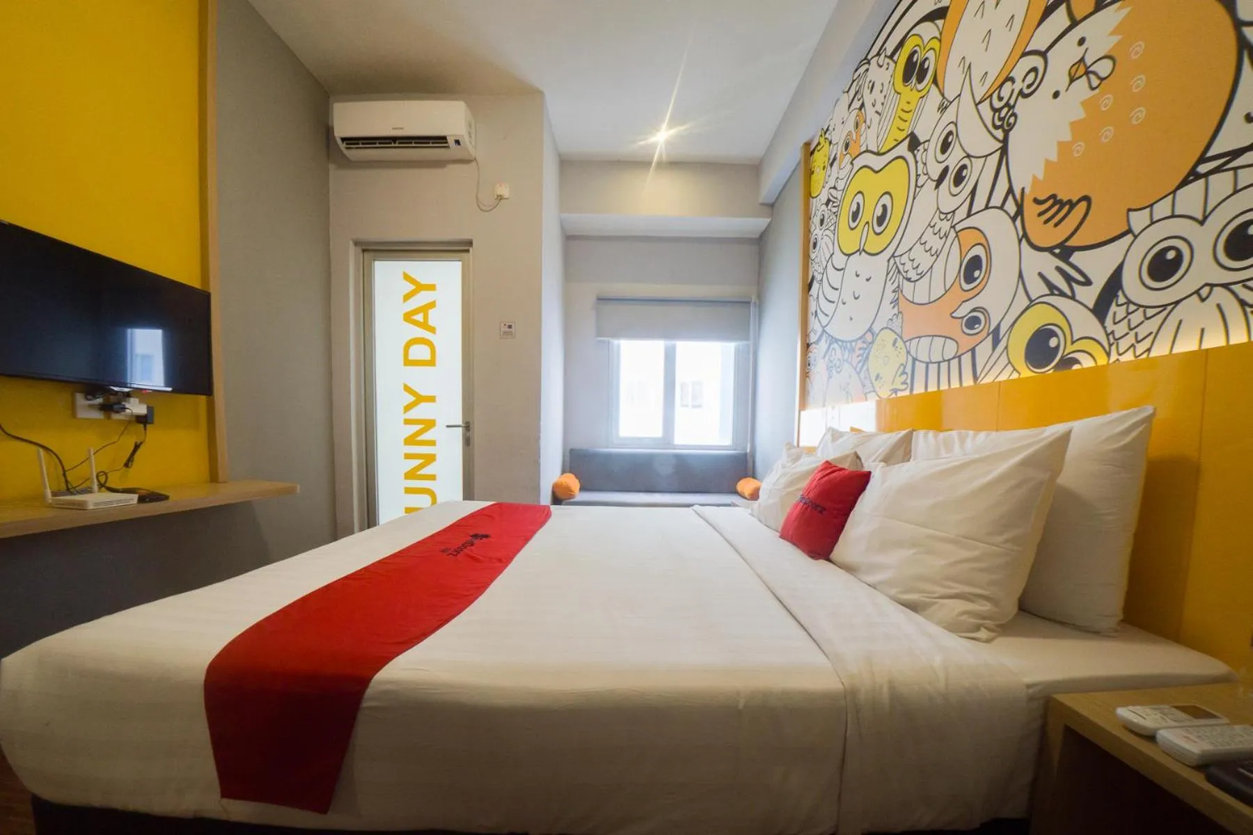 Bed in RedDoorz Apartment near Bundaran Satelit Surabaya