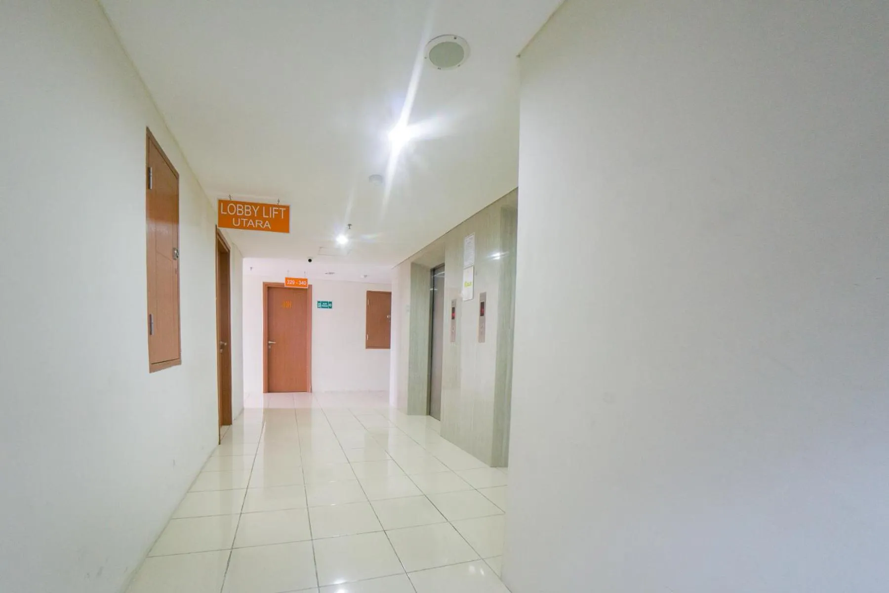 Lobby or reception in RedDoorz Apartment near Bundaran Satelit Surabaya