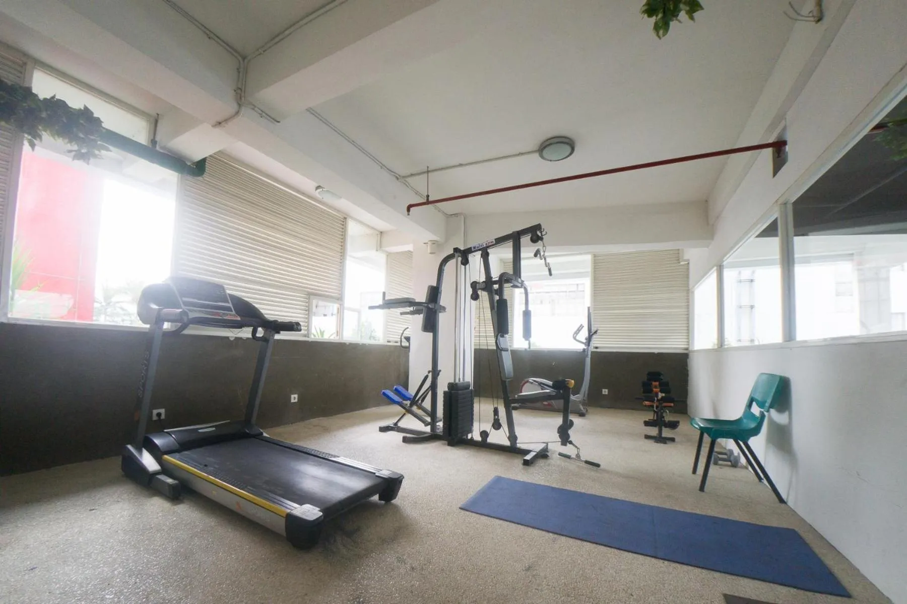 Fitness centre/facilities in RedDoorz Apartment near Bundaran Satelit Surabaya