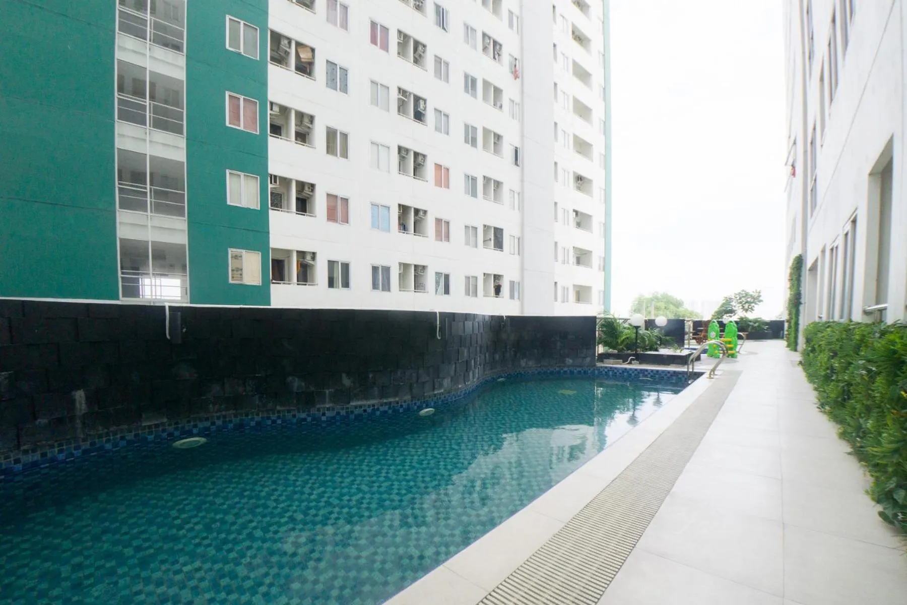 Swimming pool in RedDoorz Apartment near Bundaran Satelit Surabaya