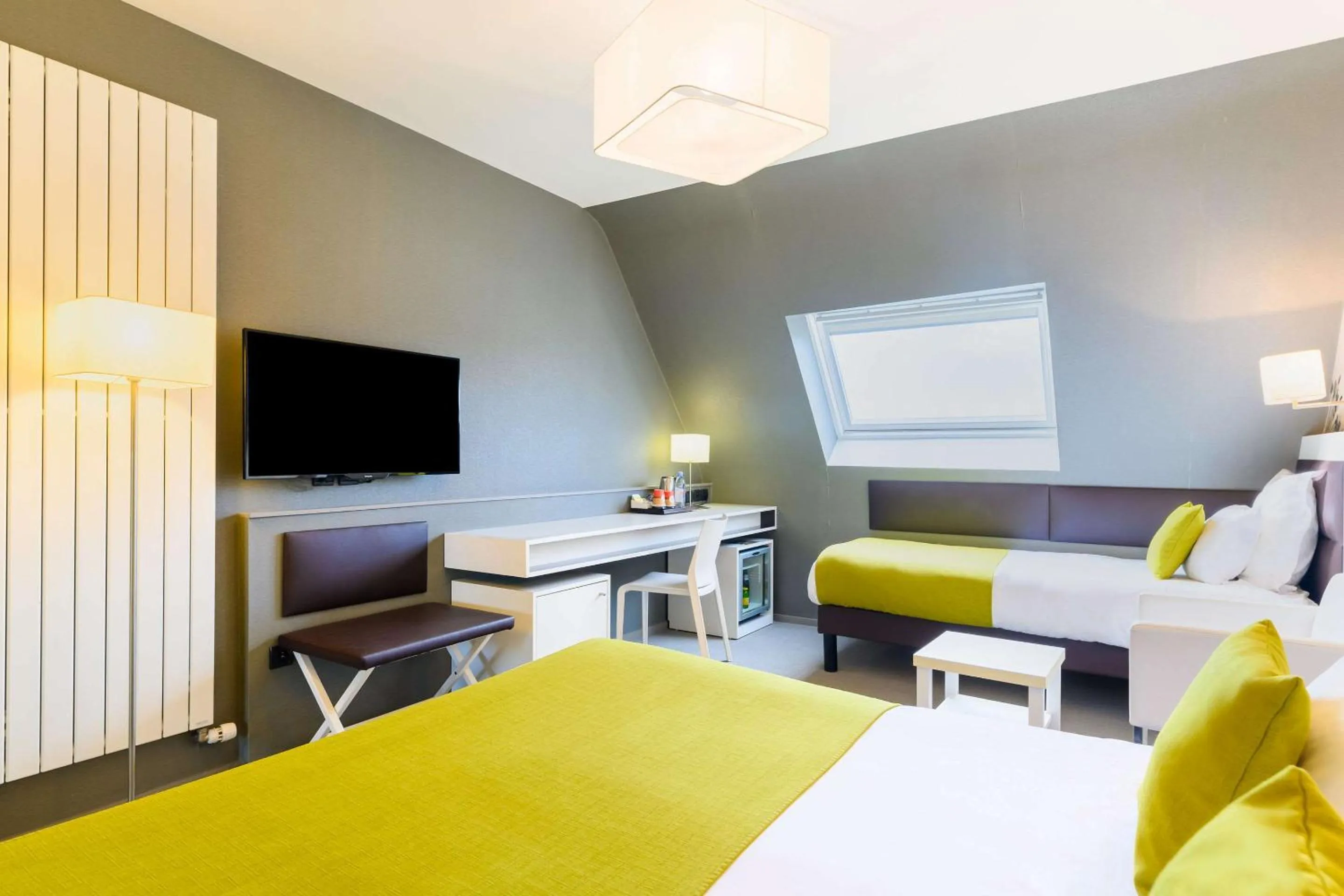 Bedroom, Bed in Quality Hotel La Marebaudière Vannes Centre