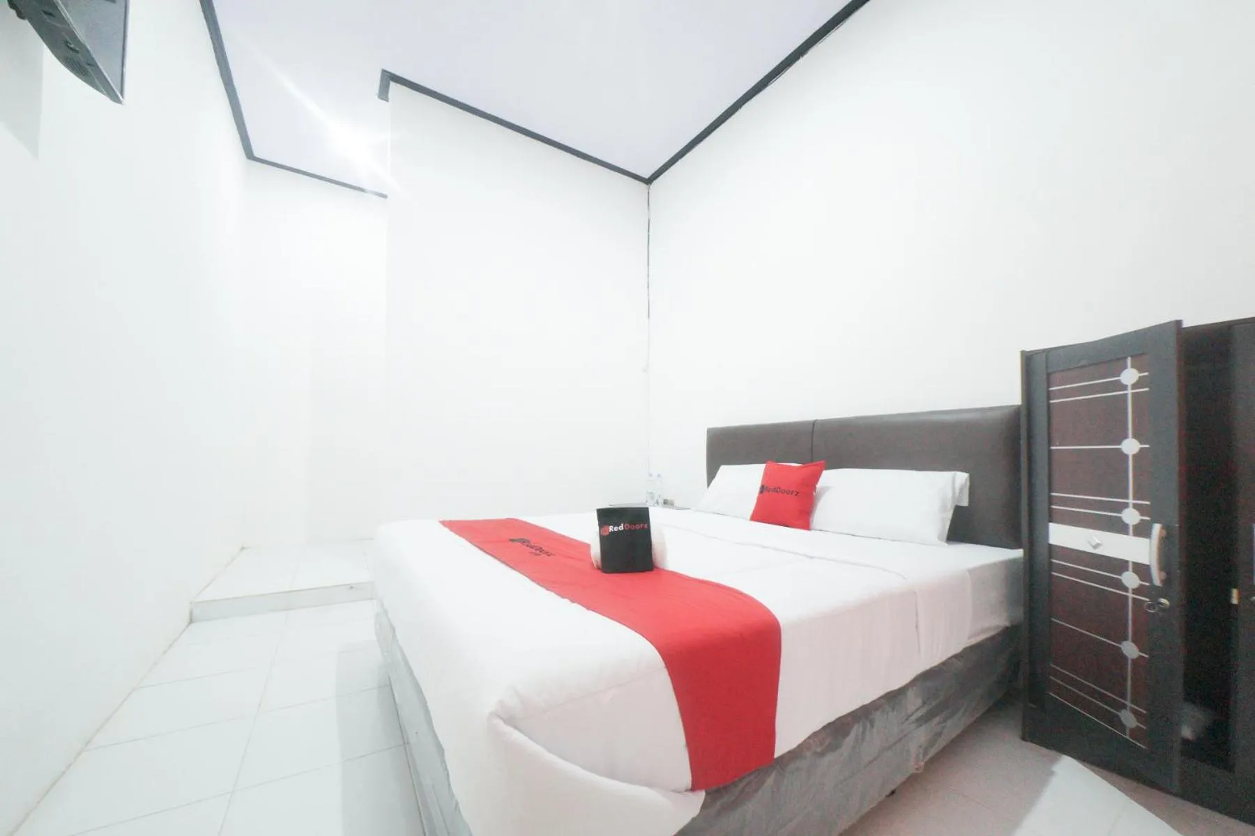 Bedroom, Bed in RedDoorz Syariah near Mall Roxy Banyuwangi 2