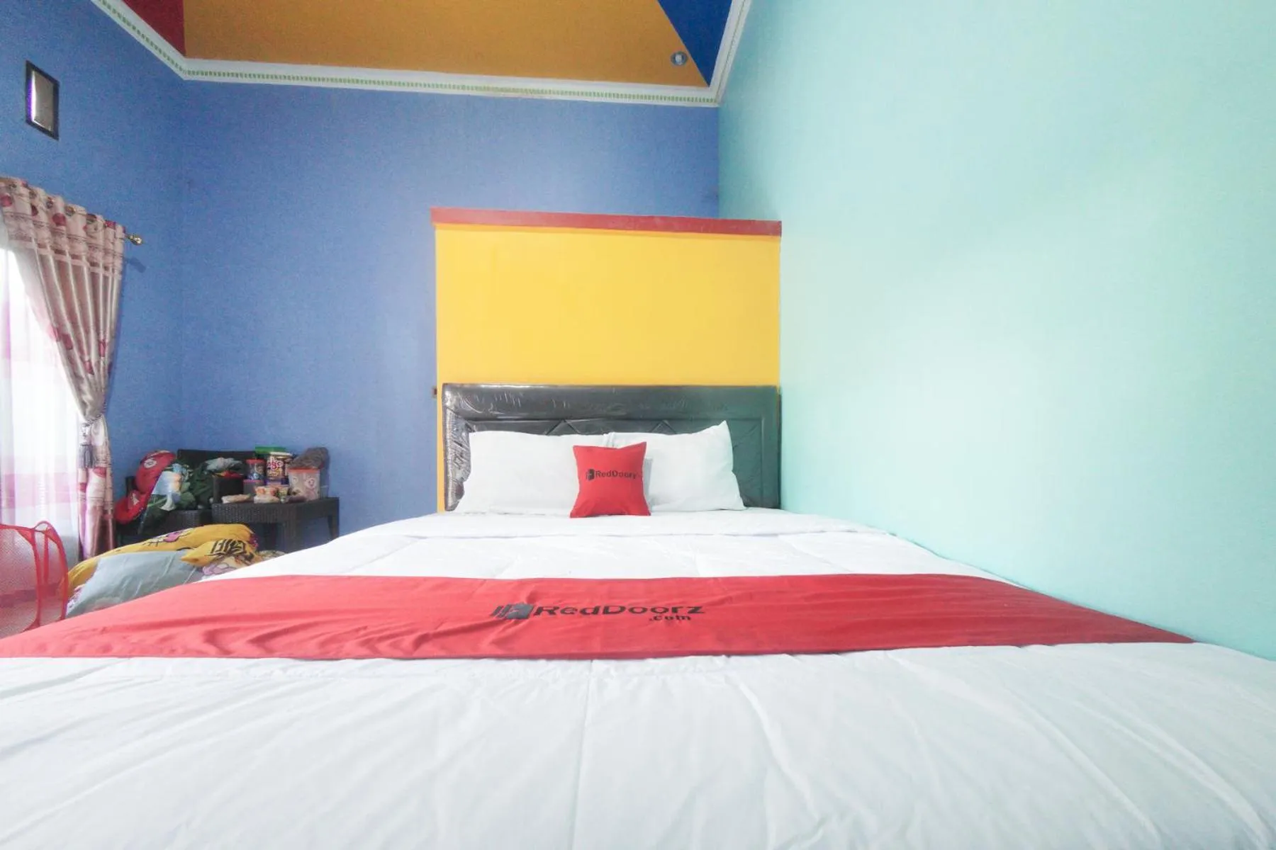 Bedroom, Bed in RedDoorz Syariah near Mall Roxy Banyuwangi 2