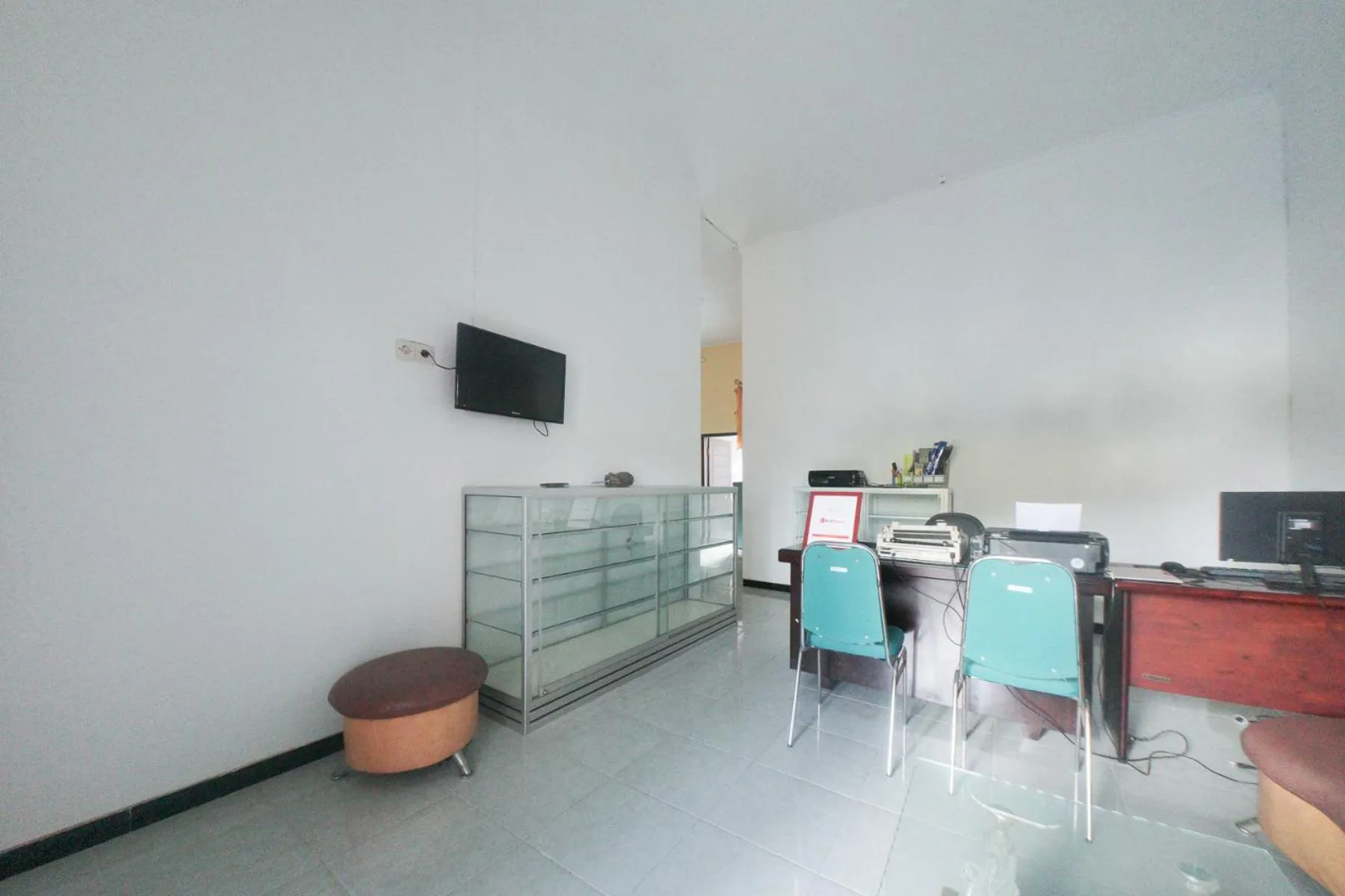 Lobby or reception in RedDoorz Syariah near Mall Roxy Banyuwangi 2