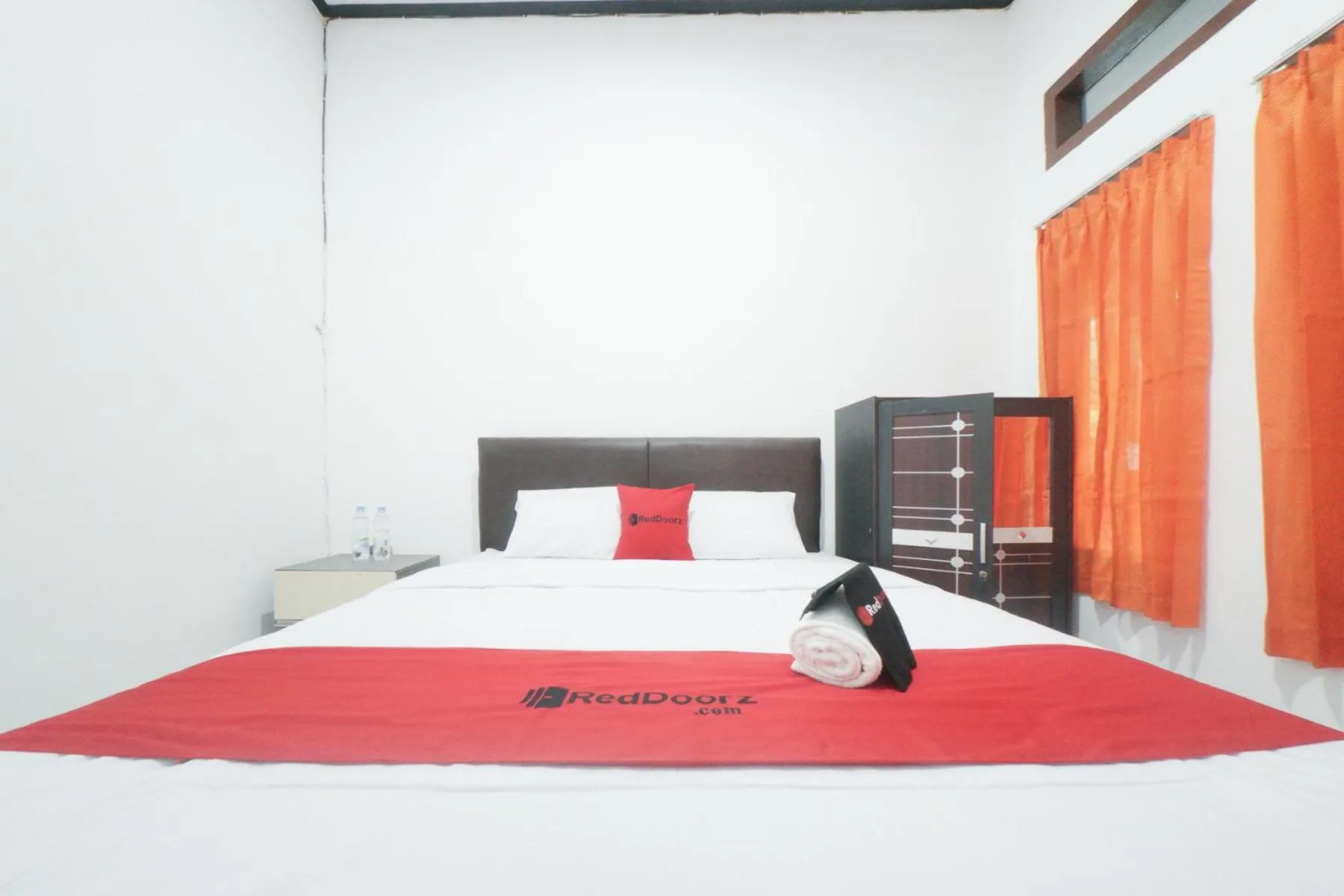 Bedroom, Bed in RedDoorz Syariah near Mall Roxy Banyuwangi 2