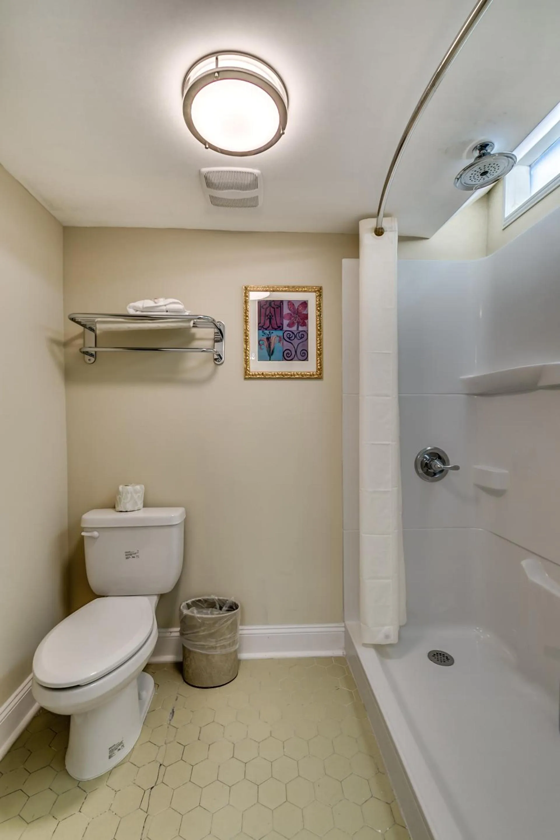 Shower in Beachcomber Inn & Suites