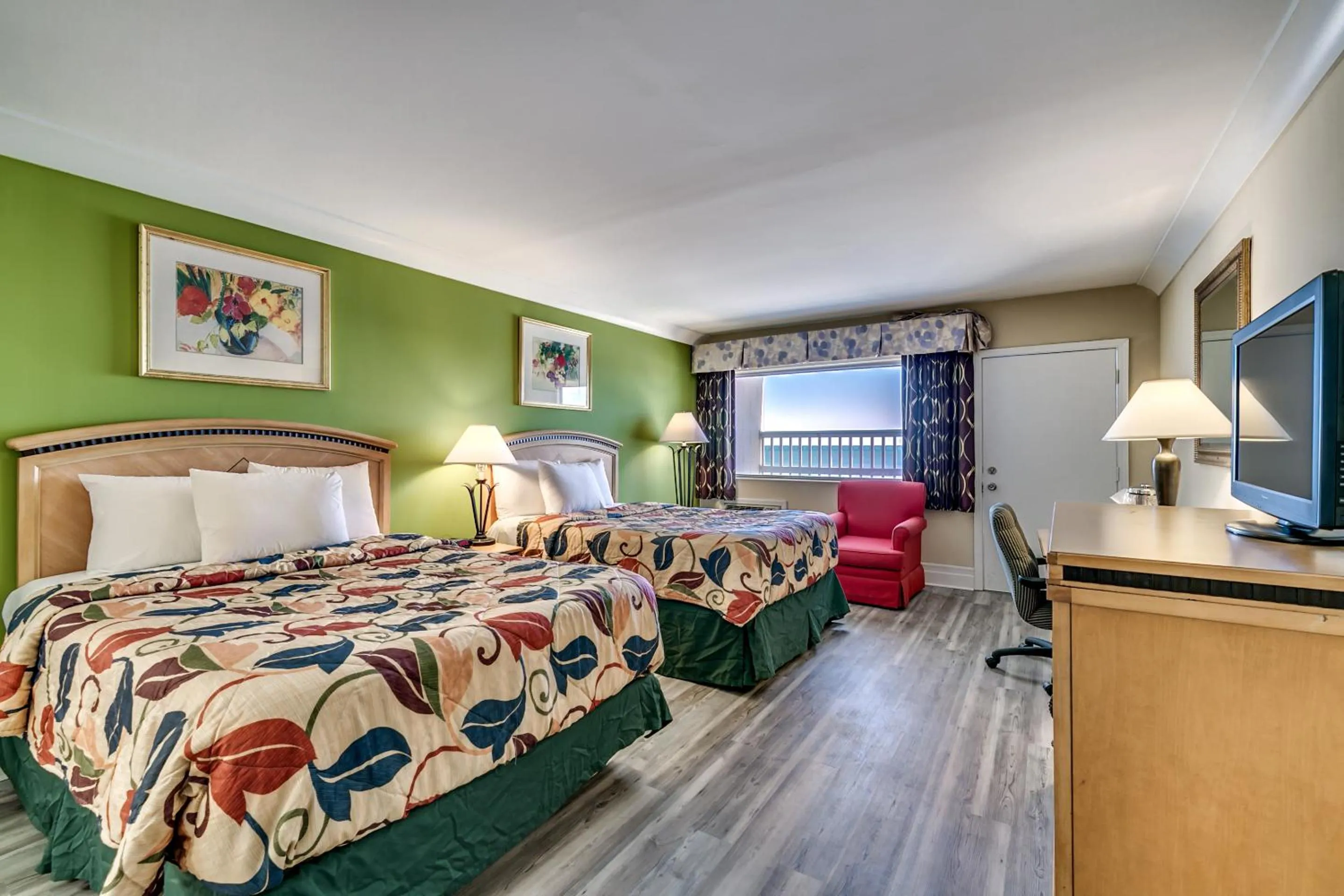 Bedroom, Bed in Beachcomber Inn & Suites