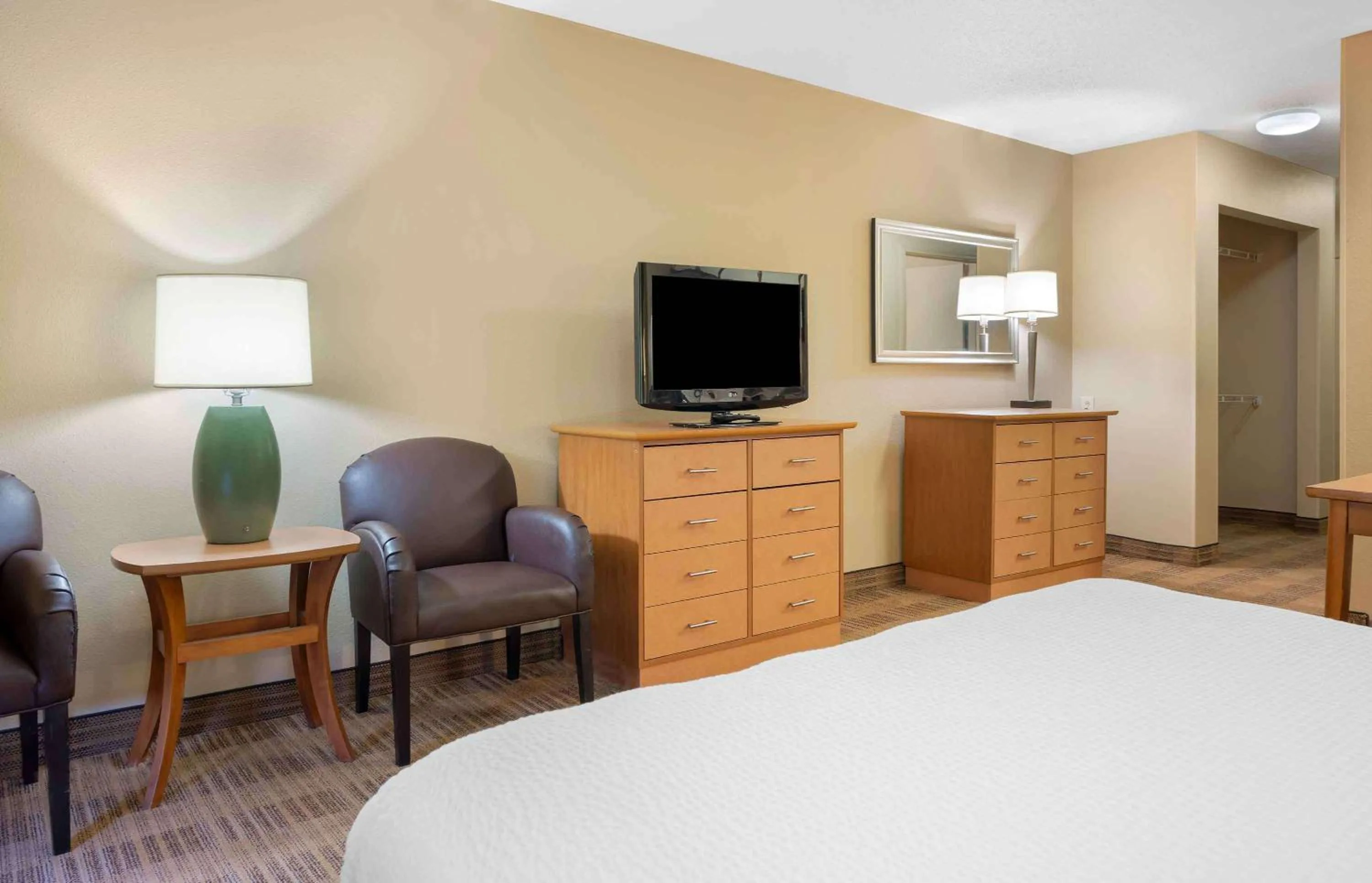 Bedroom, Bed in Extended Stay America Suites - Pittsburgh - Airport