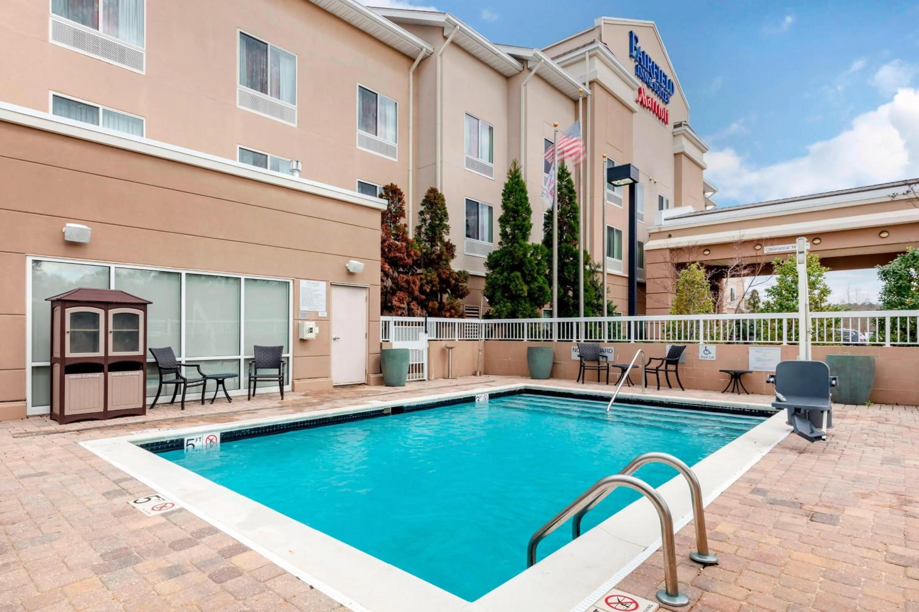Swimming pool in Fairfield Inn & Suites Columbus