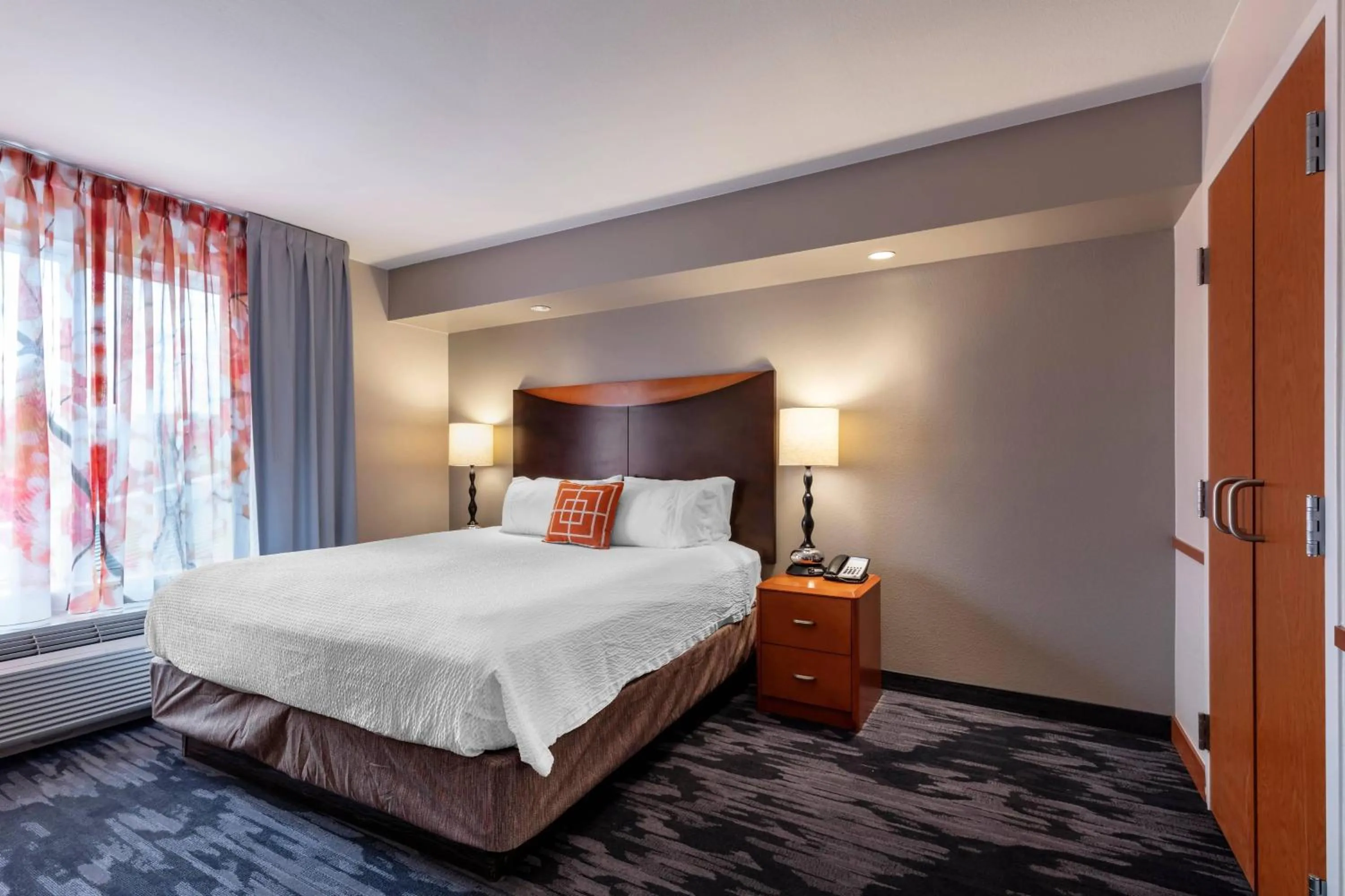 Photo of the whole room, Bed in Fairfield Inn & Suites Columbus