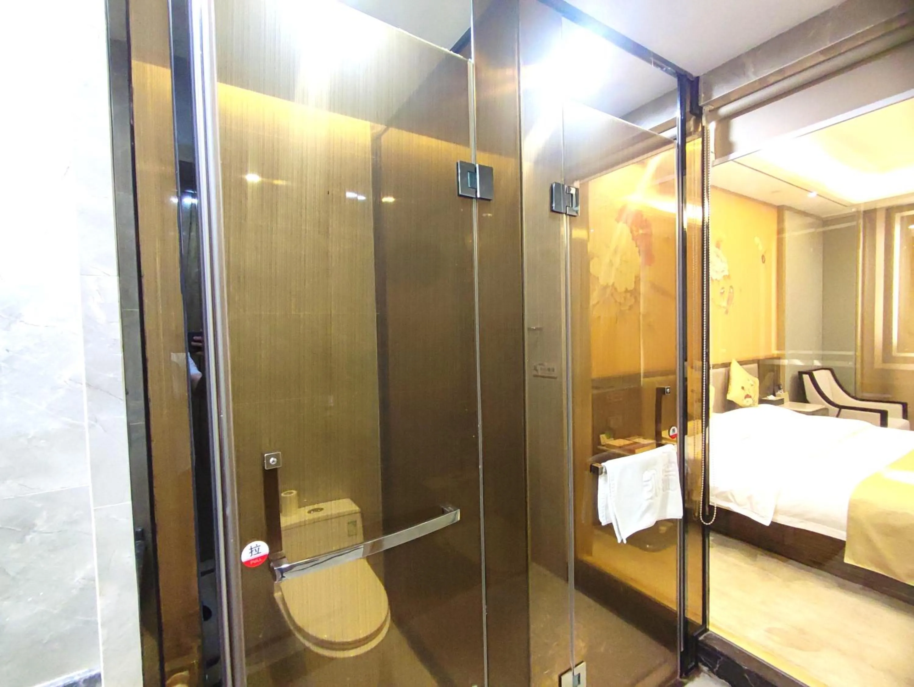 Shower, Bed in Zhangye KAI RUI Hotel