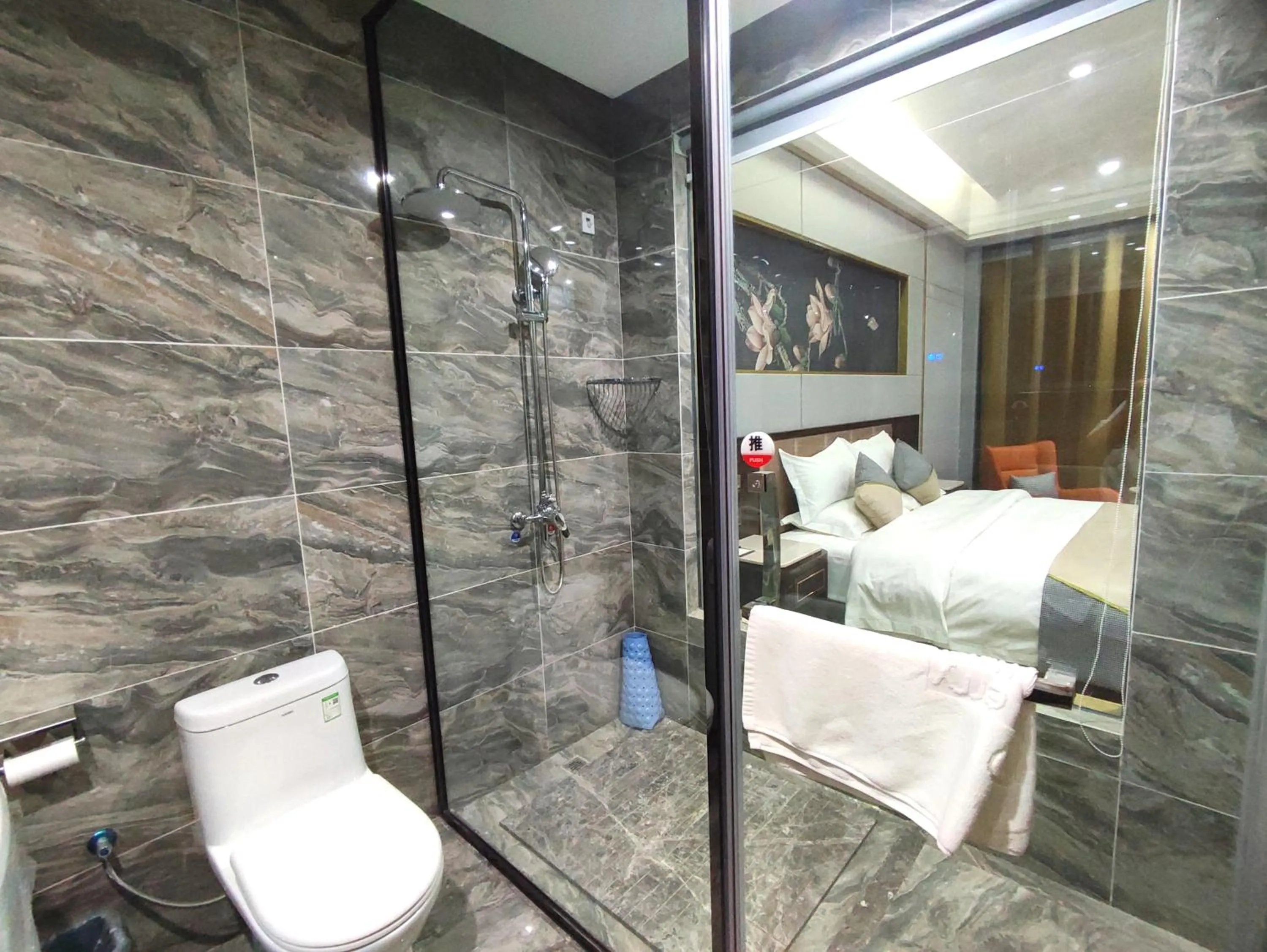 Bathroom, Bed in Zhangye KAI RUI Hotel