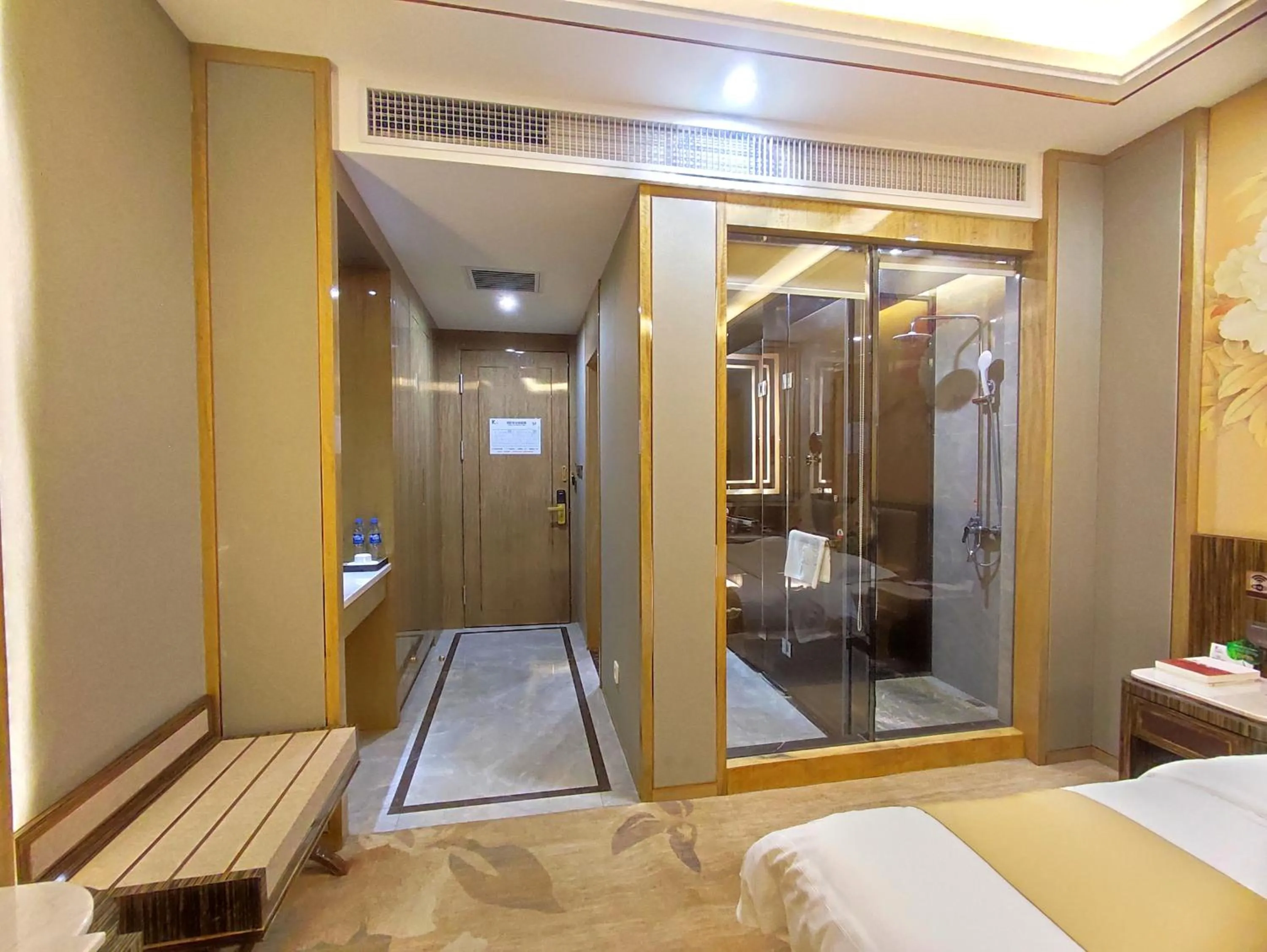 Shower, Bed in Zhangye KAI RUI Hotel