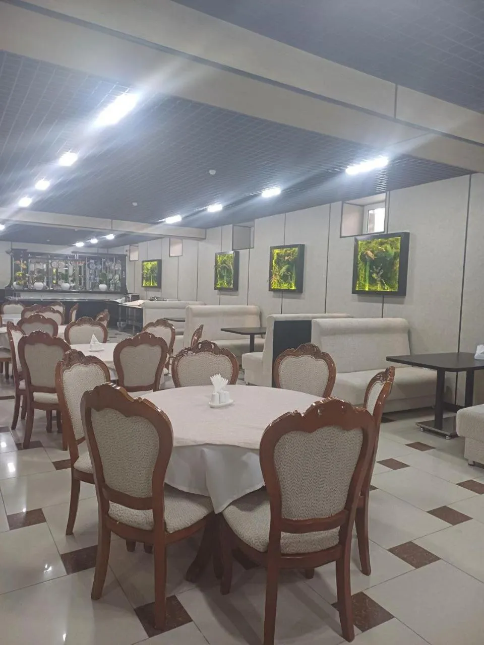 Restaurant/places to eat in Maximum Hotel