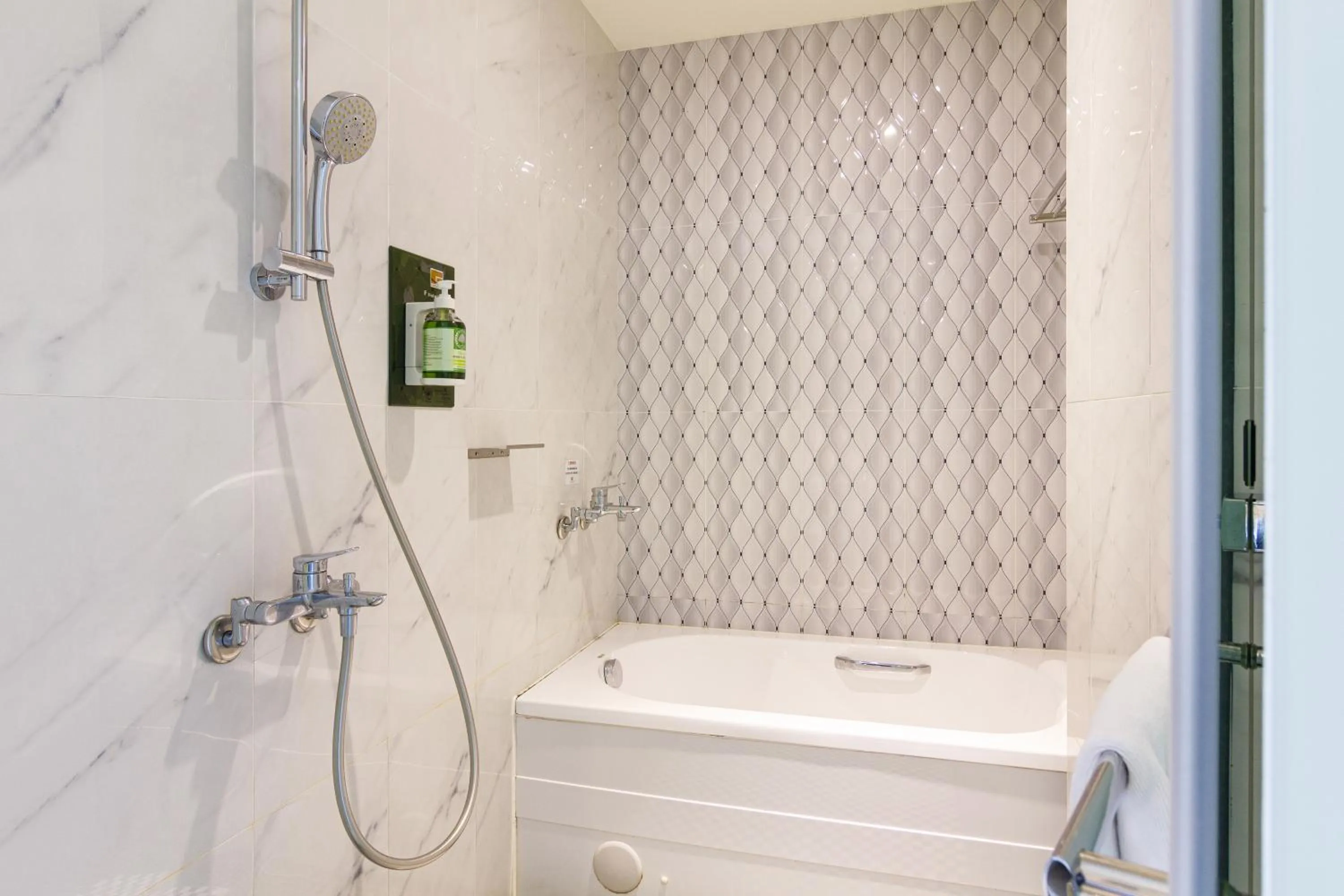 Shower in CHECK inn New Taipei LuZhou