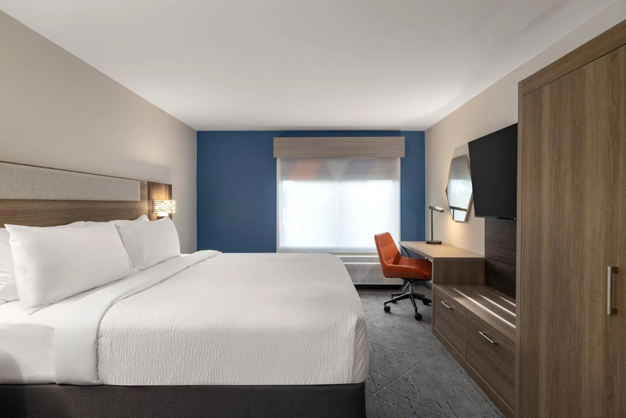 Photo of the whole room, Bed in Holiday Inn Express Fayetteville Fort Bragg by IHG