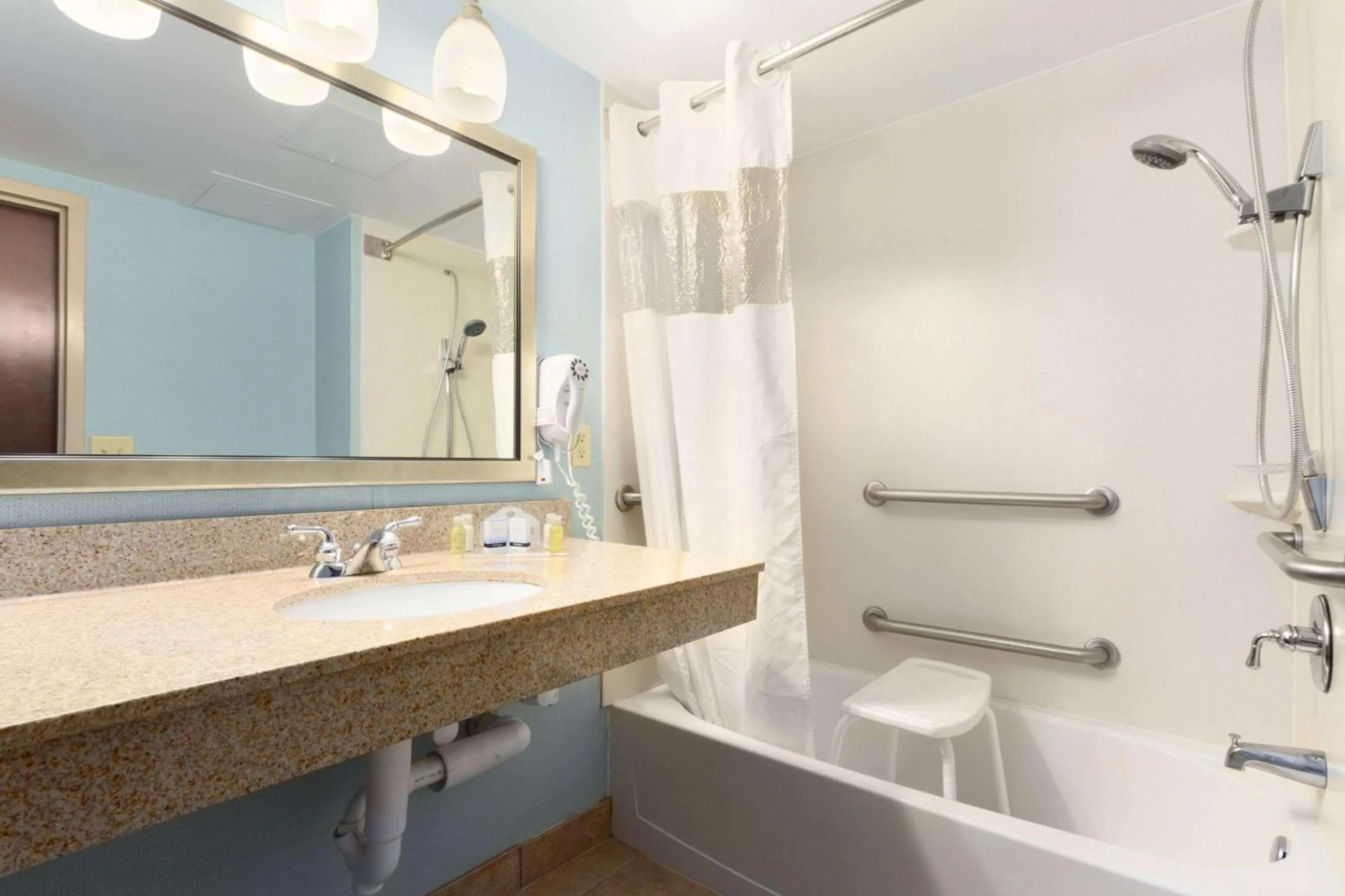 Holiday Inn Express Fayetteville Fort Bragg by IHG