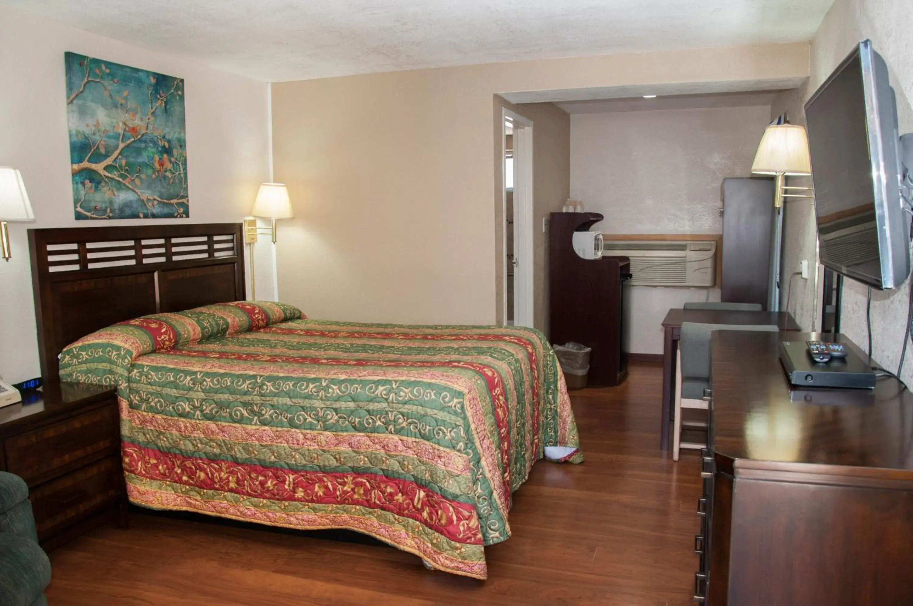 Deluxe King Room in Esquire Inn Deluxe King Room in Esquire Inn