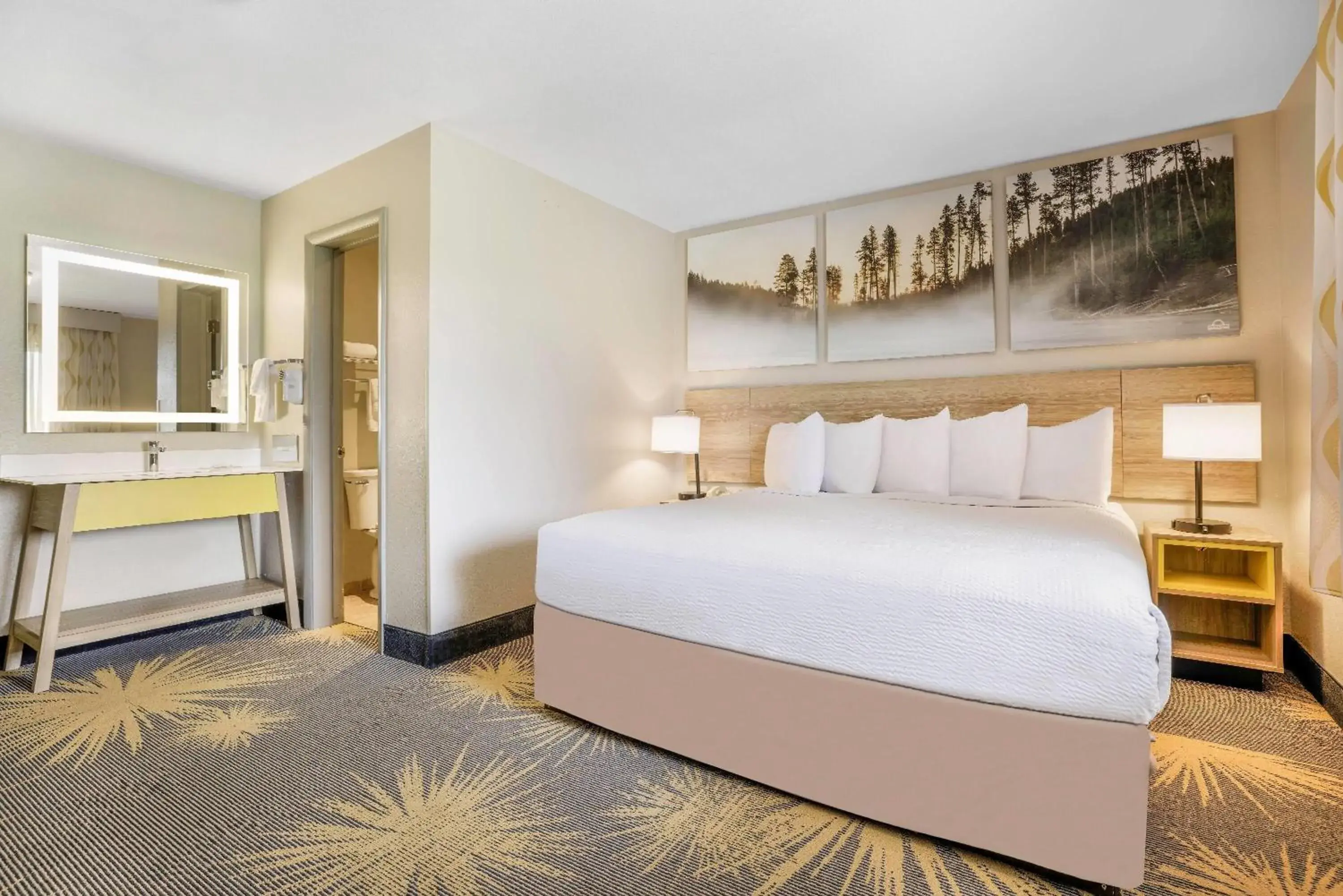 King Room - Non-Smoking in Days Inn by Wyndham Cortez King Room - Non-Smoking in Days Inn by Wyndham Cortez