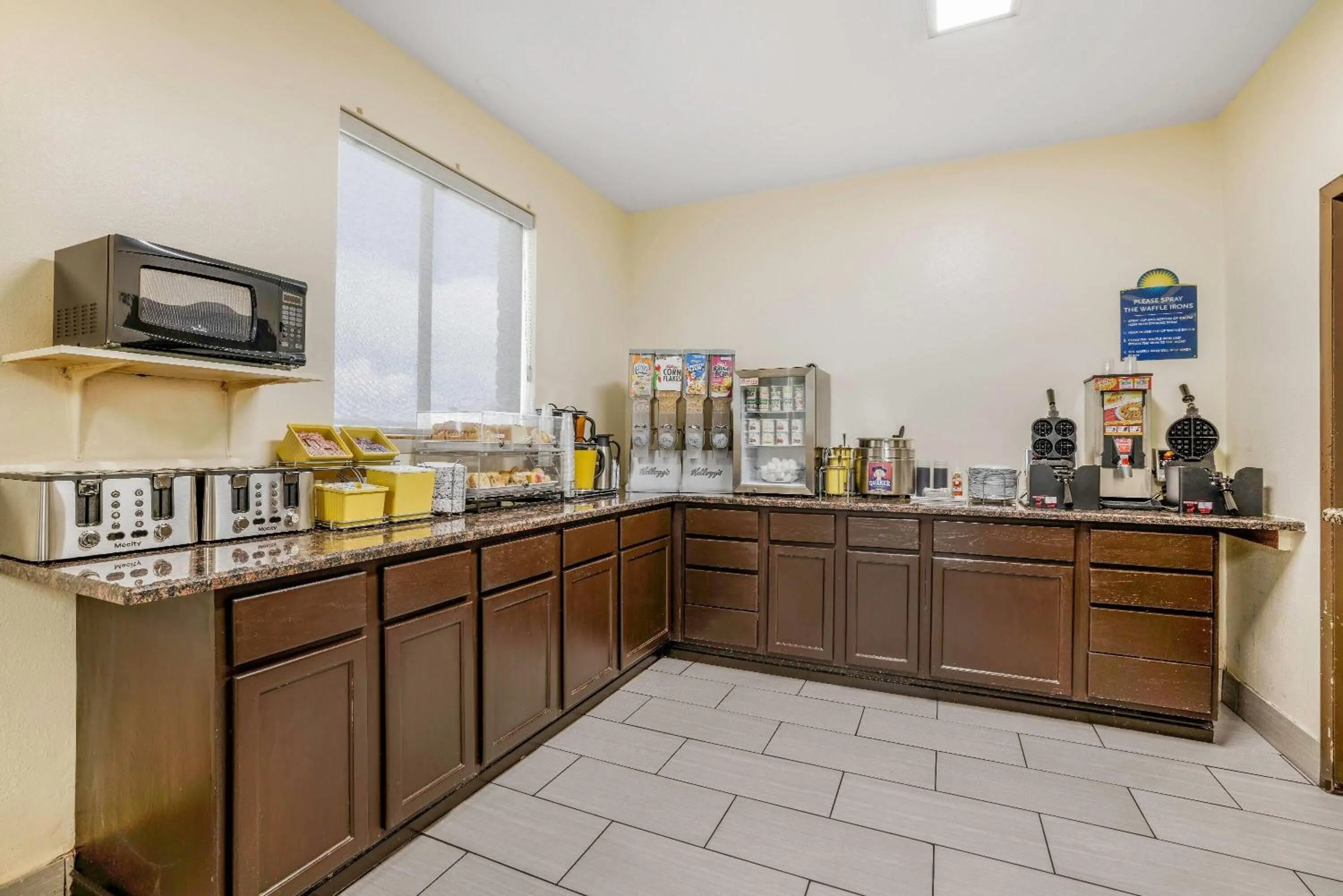 Restaurant/places to eat in Days Inn by Wyndham Cortez