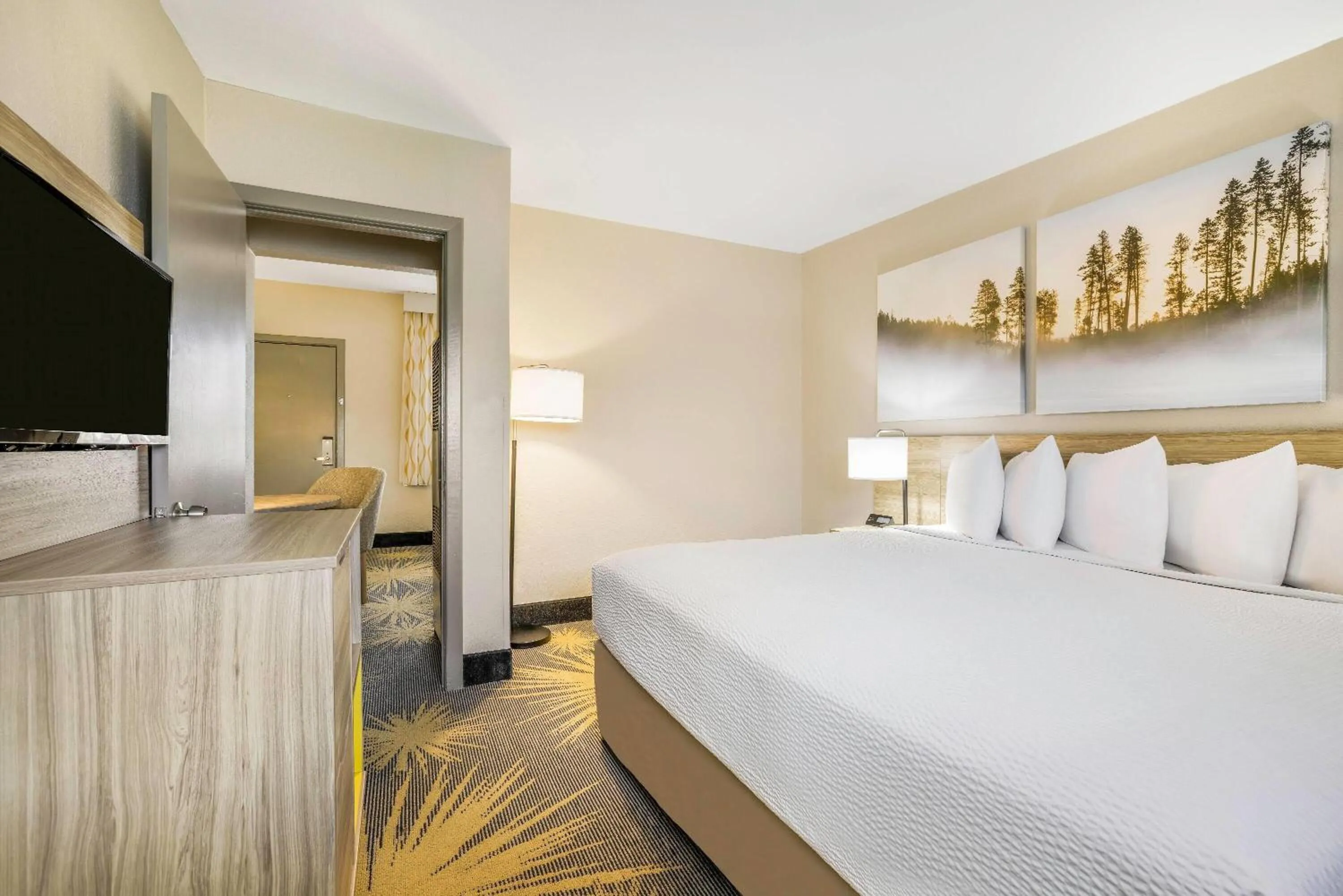 Photo of the whole room, Bed in Days Inn by Wyndham Cortez