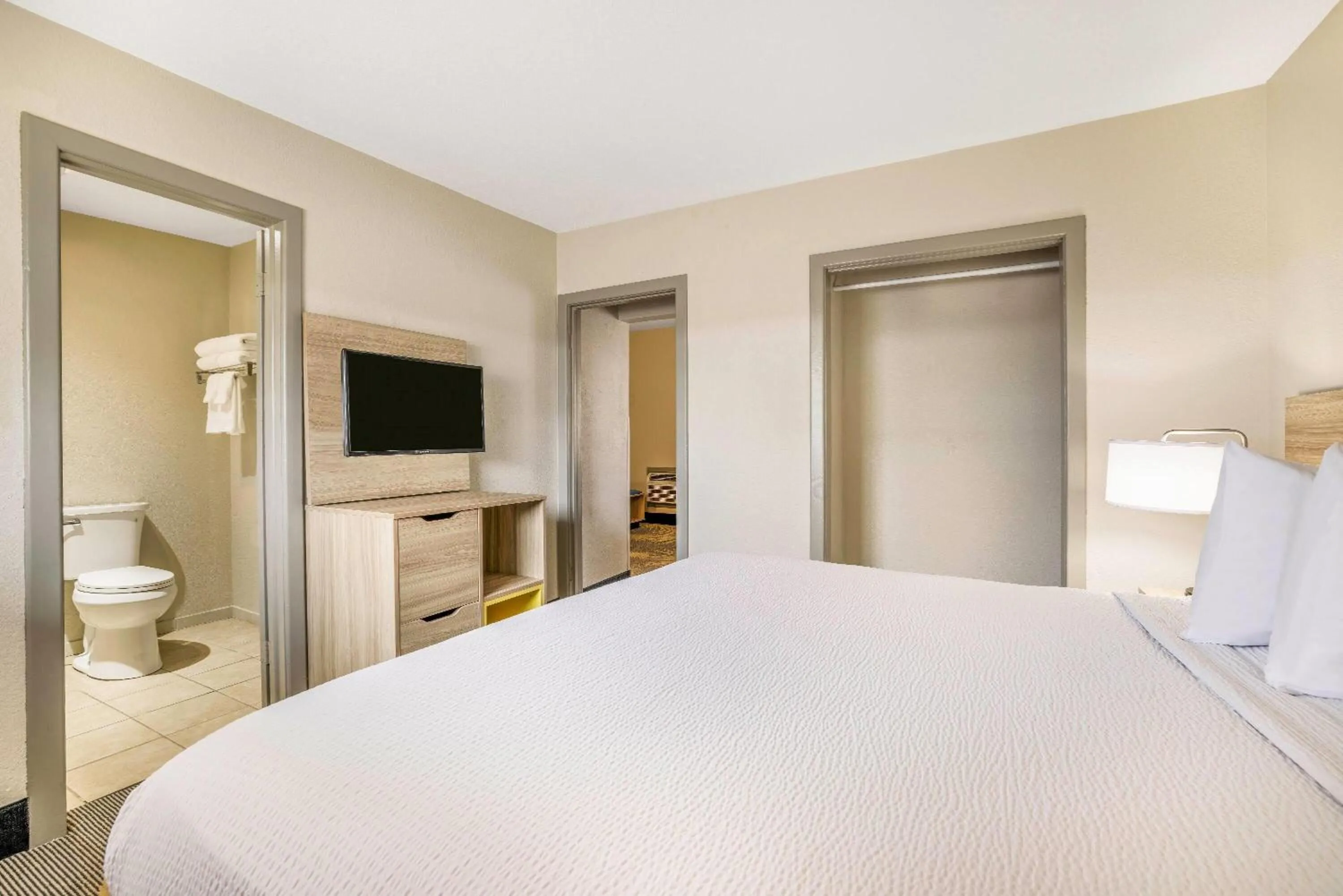 Photo of the whole room, Bed in Days Inn by Wyndham Cortez