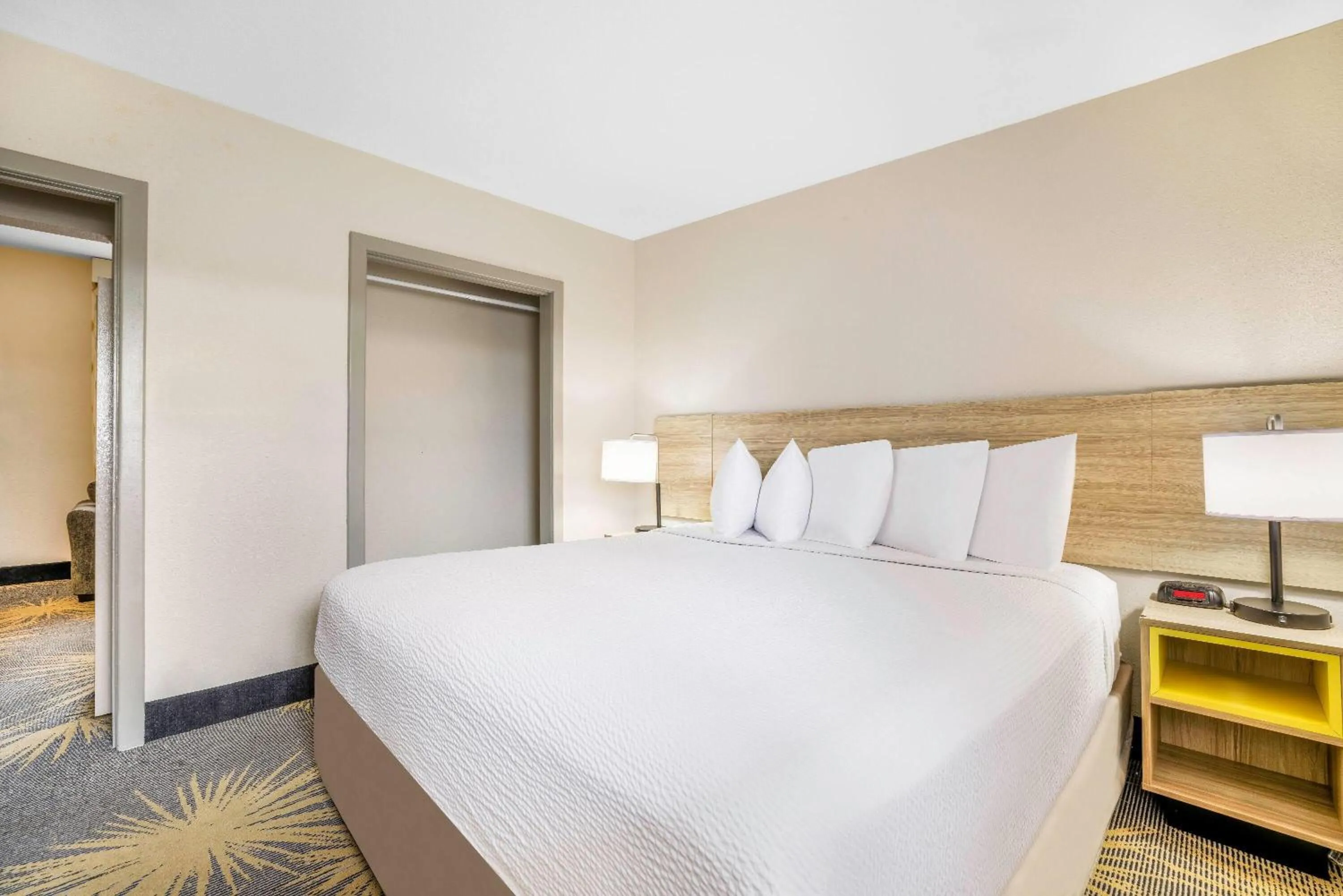 Photo of the whole room, Bed in Days Inn by Wyndham Cortez