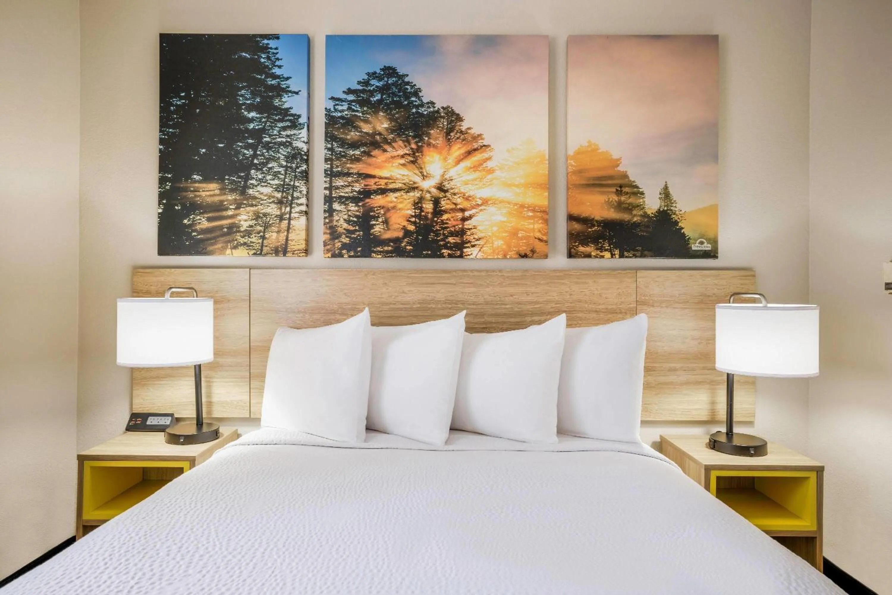 Photo of the whole room, Bed in Days Inn by Wyndham Cortez