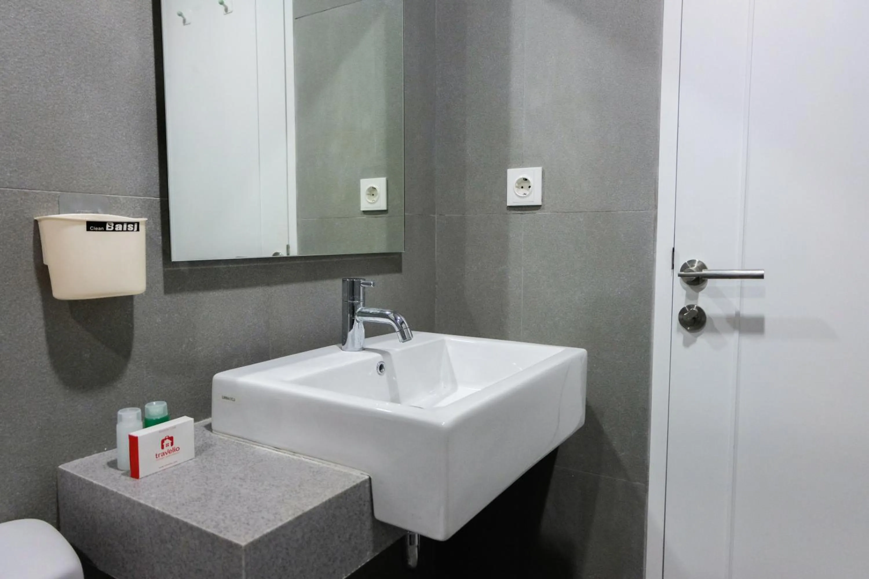 Bathroom in Homey 2BR Paddington Heights Apartment By Travelio