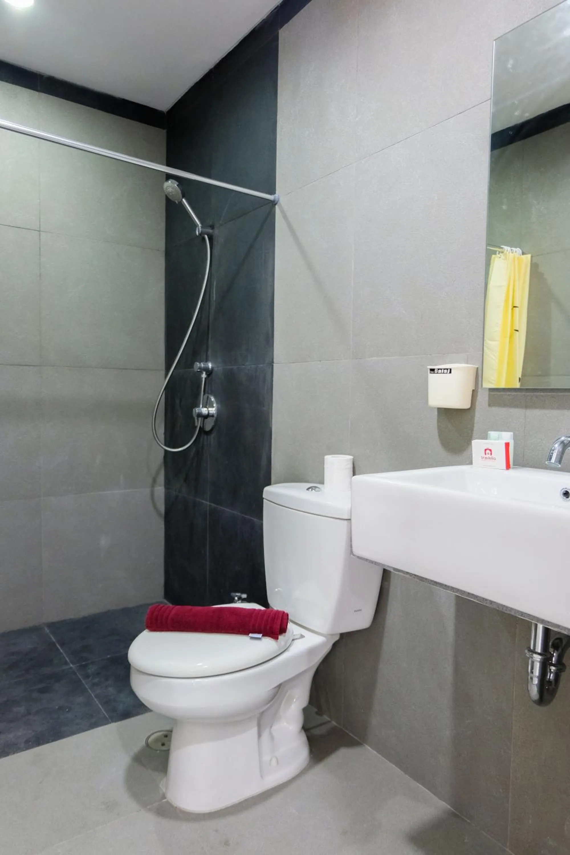 Bathroom in Homey 2BR Paddington Heights Apartment By Travelio