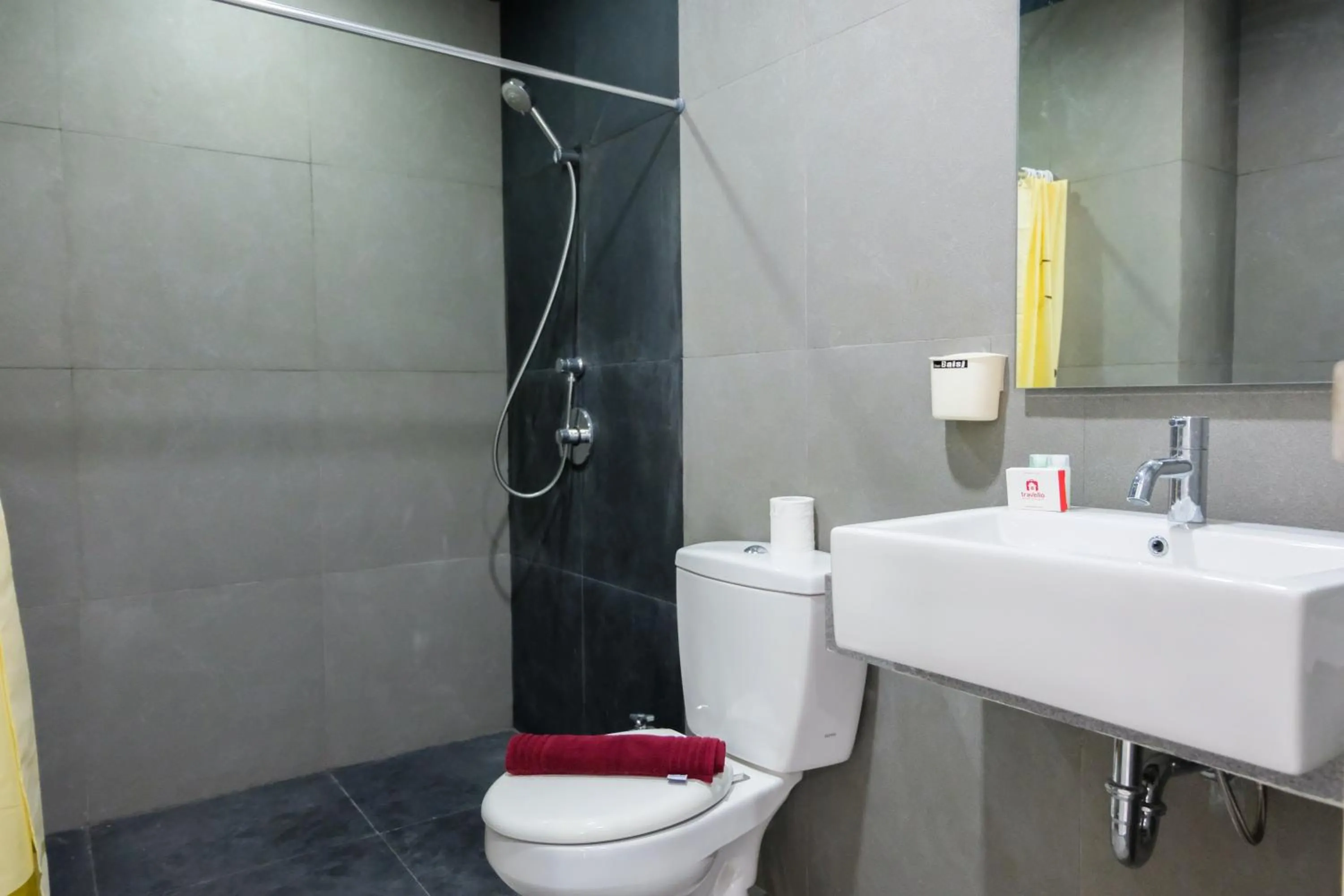 Bathroom in Homey 2BR Paddington Heights Apartment By Travelio