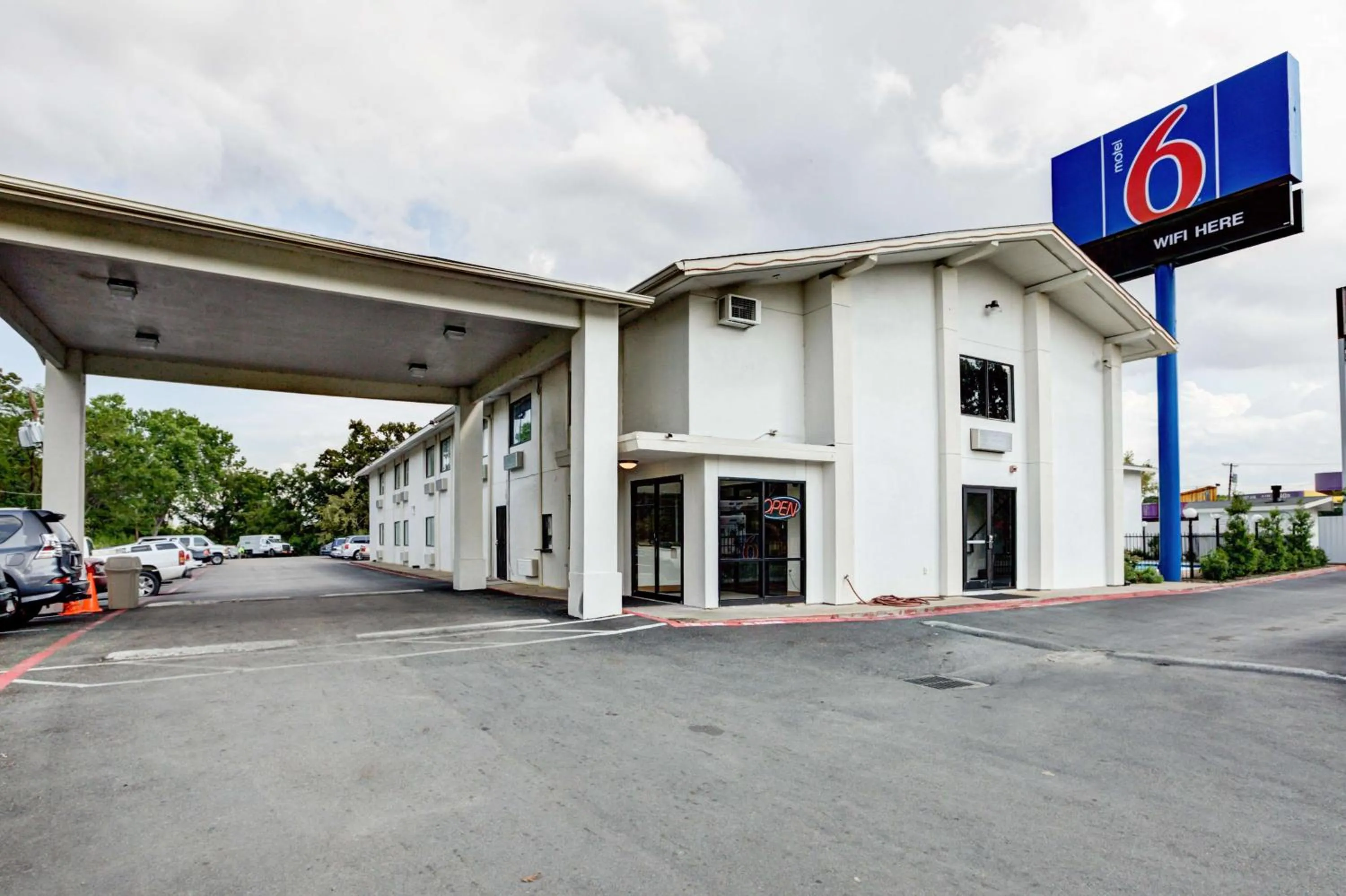 Property building in Motel 6-Dallas, TX - South