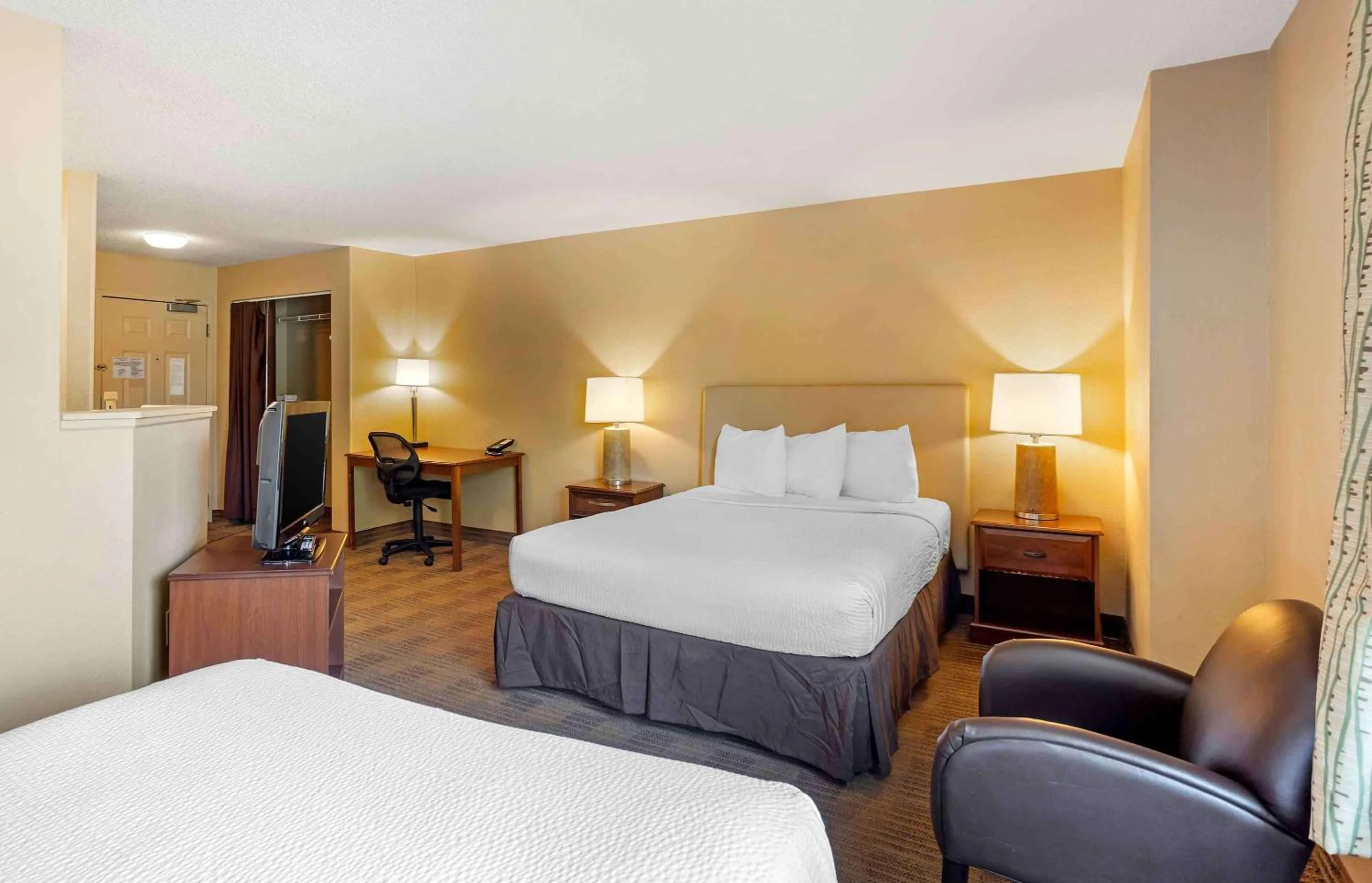 Bedroom, Bed in Extended Stay America Suites - Philadelphia - Mt Laurel - Pacilli Place