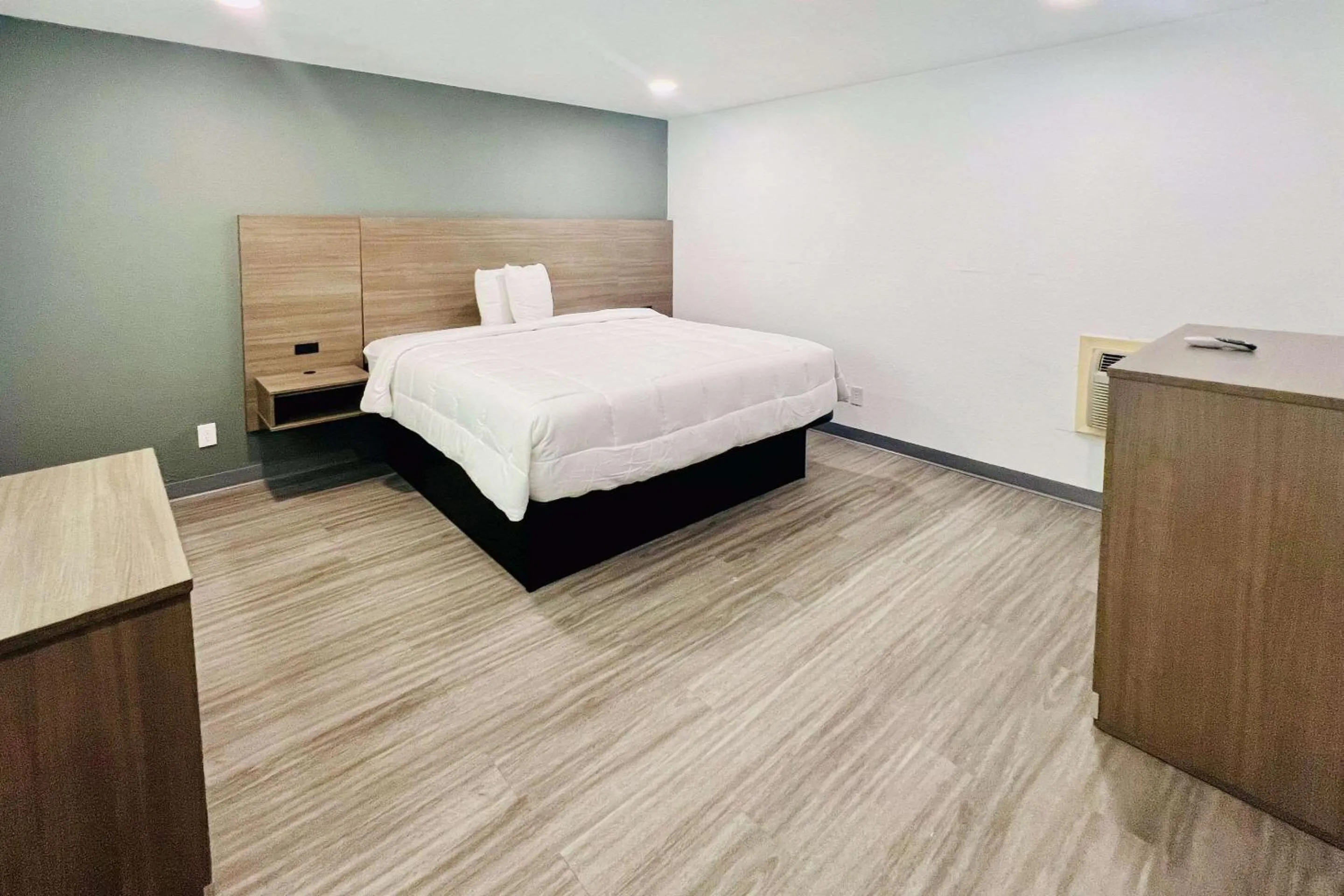 Bedroom in Rodeway Inn Mineola