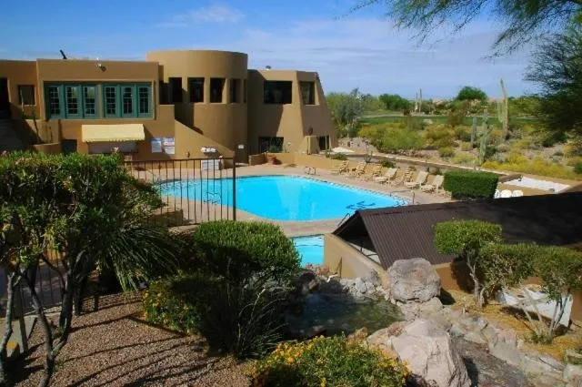 Swimming pool in Gold Canyon Golf Resort