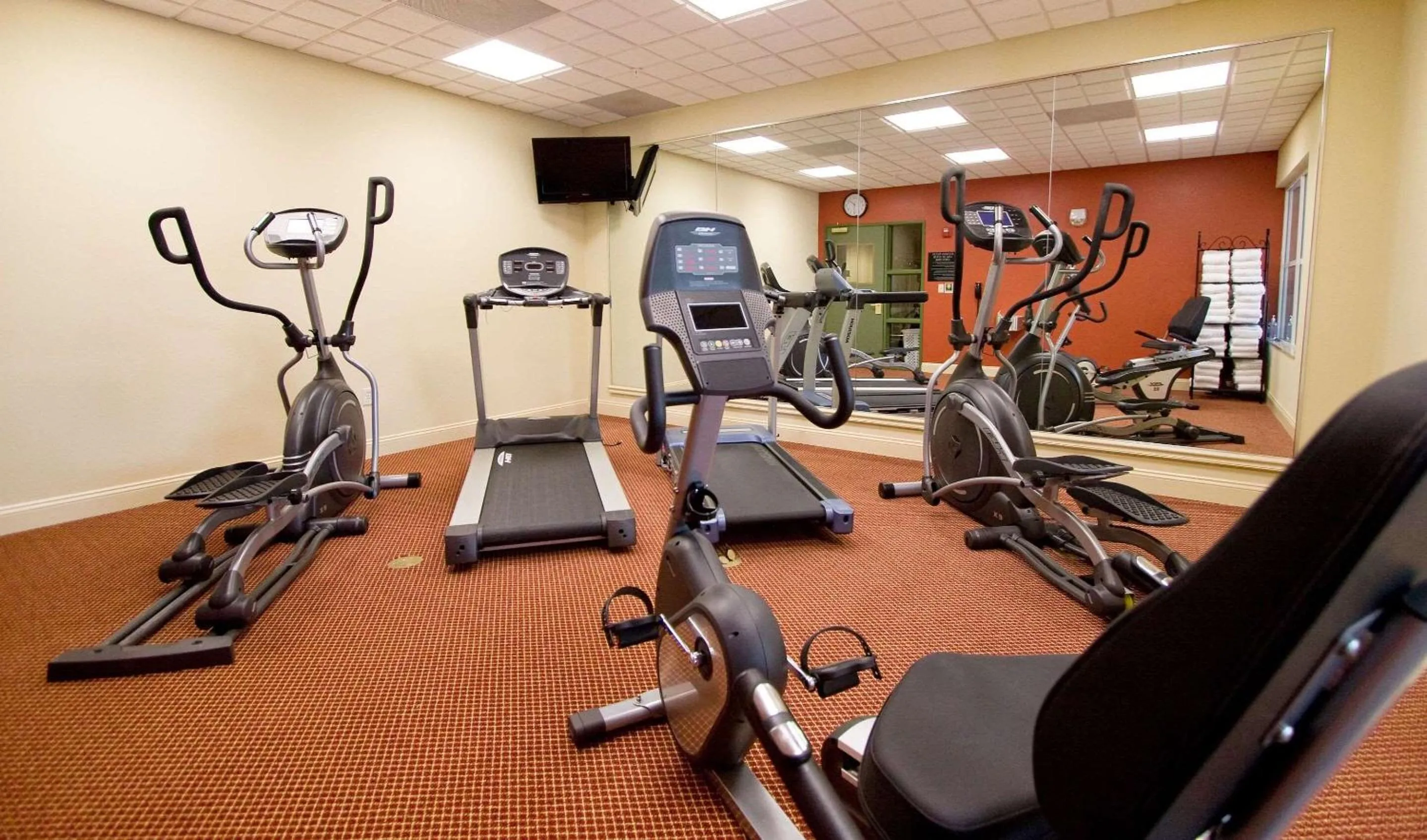 Fitness centre/facilities in Country Inn & Suites by Radisson, Fredericksburg, VA