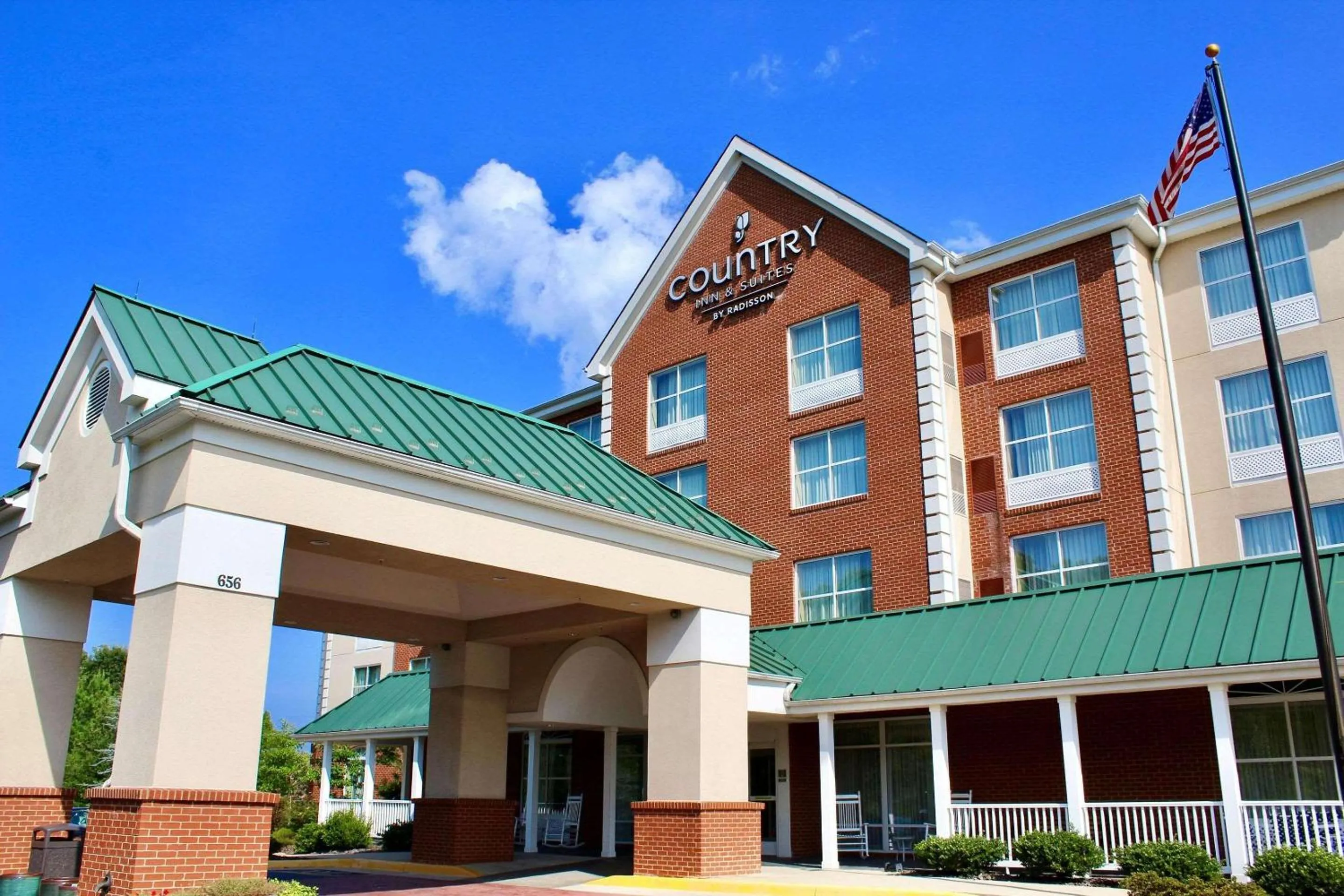 Property building in Country Inn & Suites by Radisson, Fredericksburg, VA