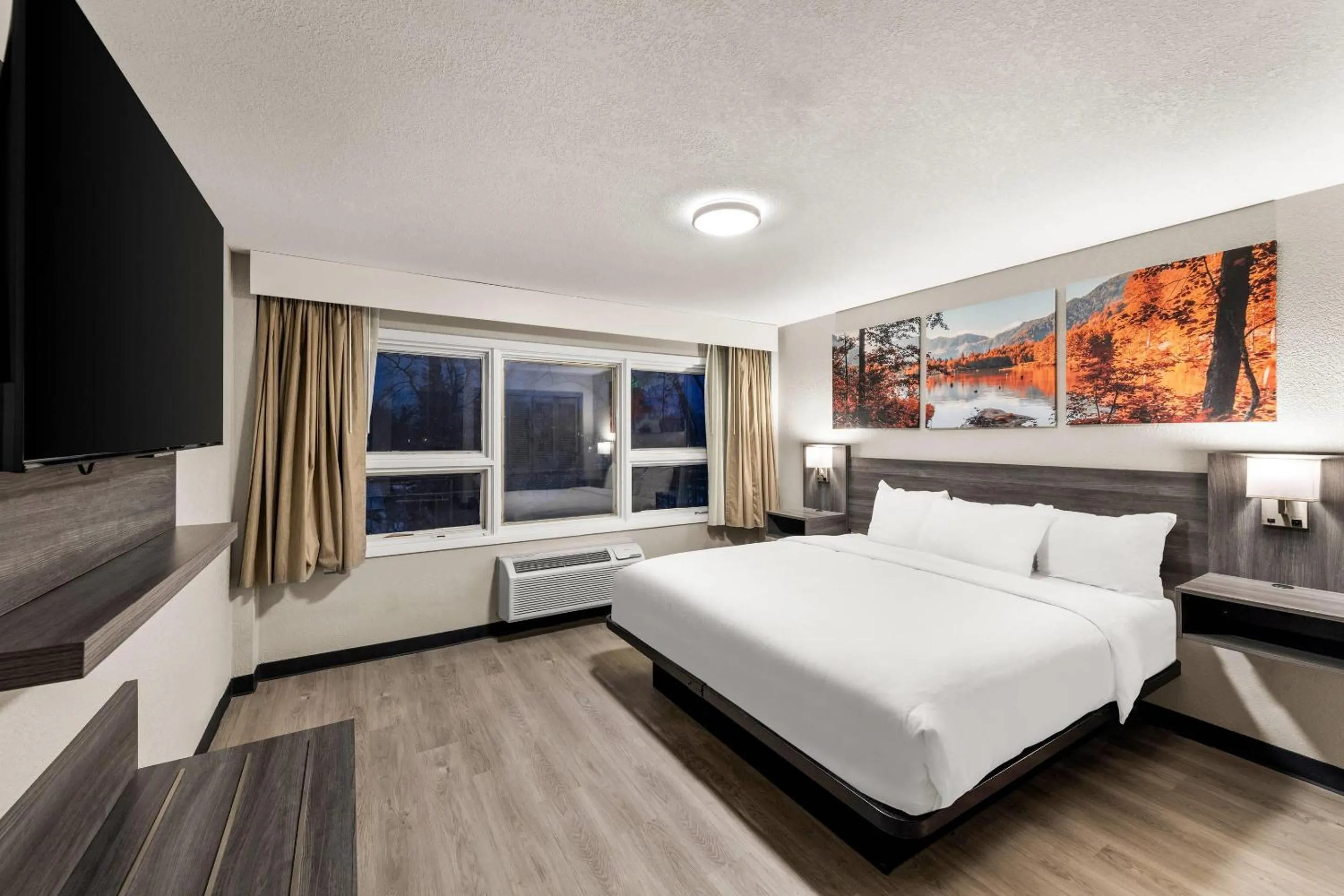 Bedroom, Bed in Clarion Pointe Rhinelander Downtown